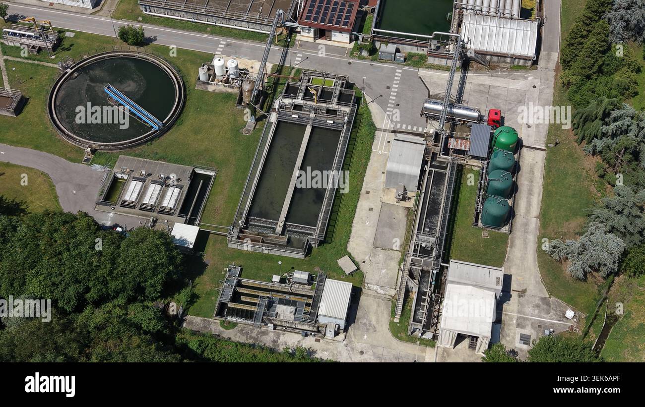 Bassins de traitement de l'eau et usine de services publics aérien Banque D'Images