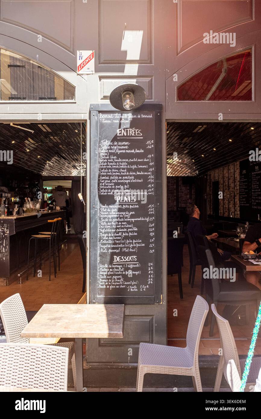 Affichage du menu restaurant, village côtier de Gruissan, Occitanie, France, Europe Banque D'Images