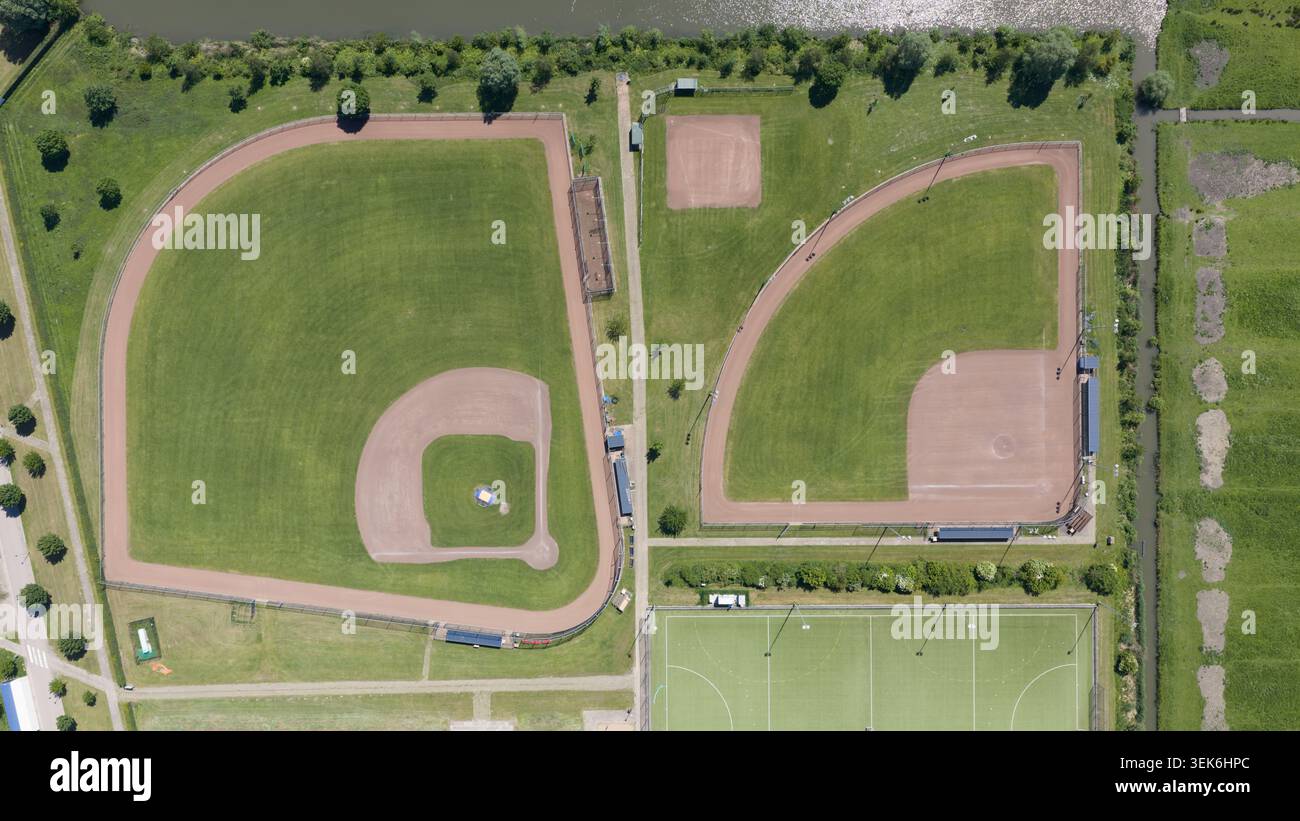 Vue aérienne des terrains de baseball et de softball avec de l'herbe verte et des champs de terre dans un complexe sportif entouré d'arbres à Houten, Utrecht, pays-Bas Banque D'Images