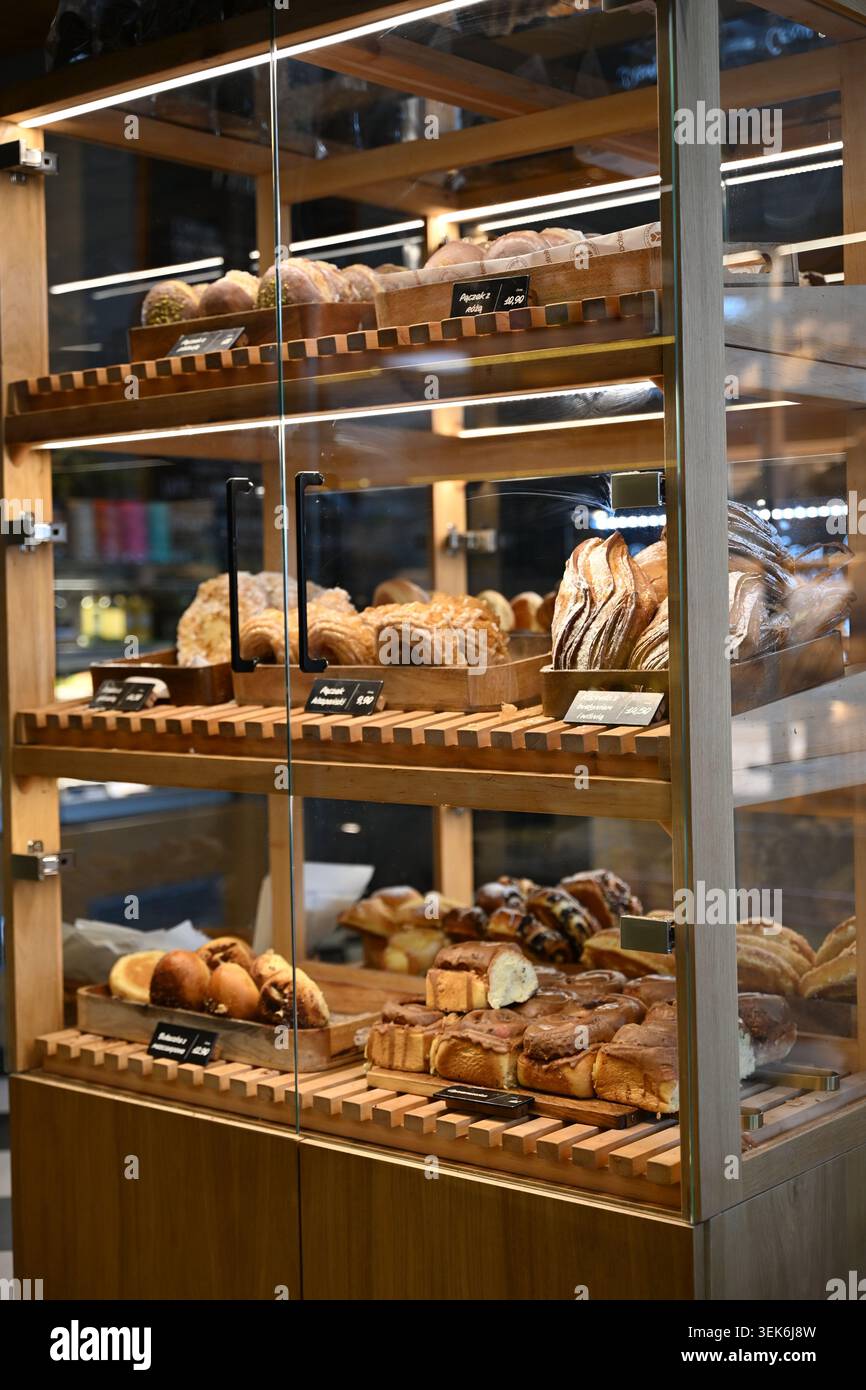 Vitrine en verre en bois avec pâtisseries sucrées dans le centre d'un café Banque D'Images
