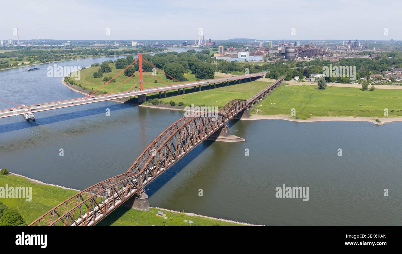 Vue aérienne du pont ferroviaire Haus-Knipp et du pont Beeckerwerth traversant le Rhin avec des installations industrielles en arrière-plan Duisburg, N. Banque D'Images