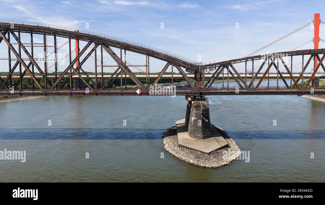 Vue aérienne du pont ferroviaire Haus-Knipp avec sa structure massive en treillis d'acier et son pilier en pierre au-dessus du Rhin à Duisburg, Rhénanie-du-Nord-Wes Banque D'Images