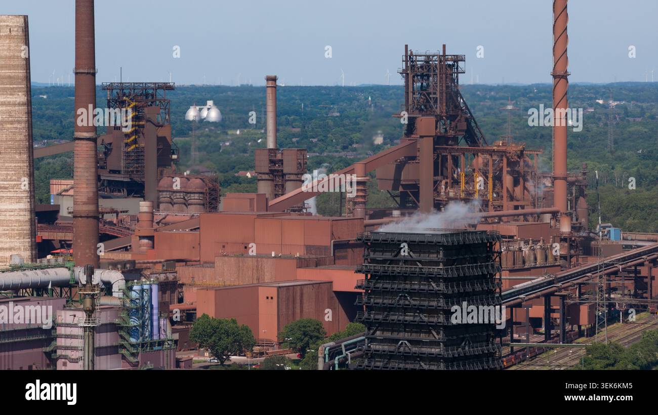 Vue aérienne de l'aciérie Kokerei Schwelgern KBS thyssenkrupp avec hauts fourneaux massifs, cheminées industrielles et structures métalliques complexes Duisburg Banque D'Images