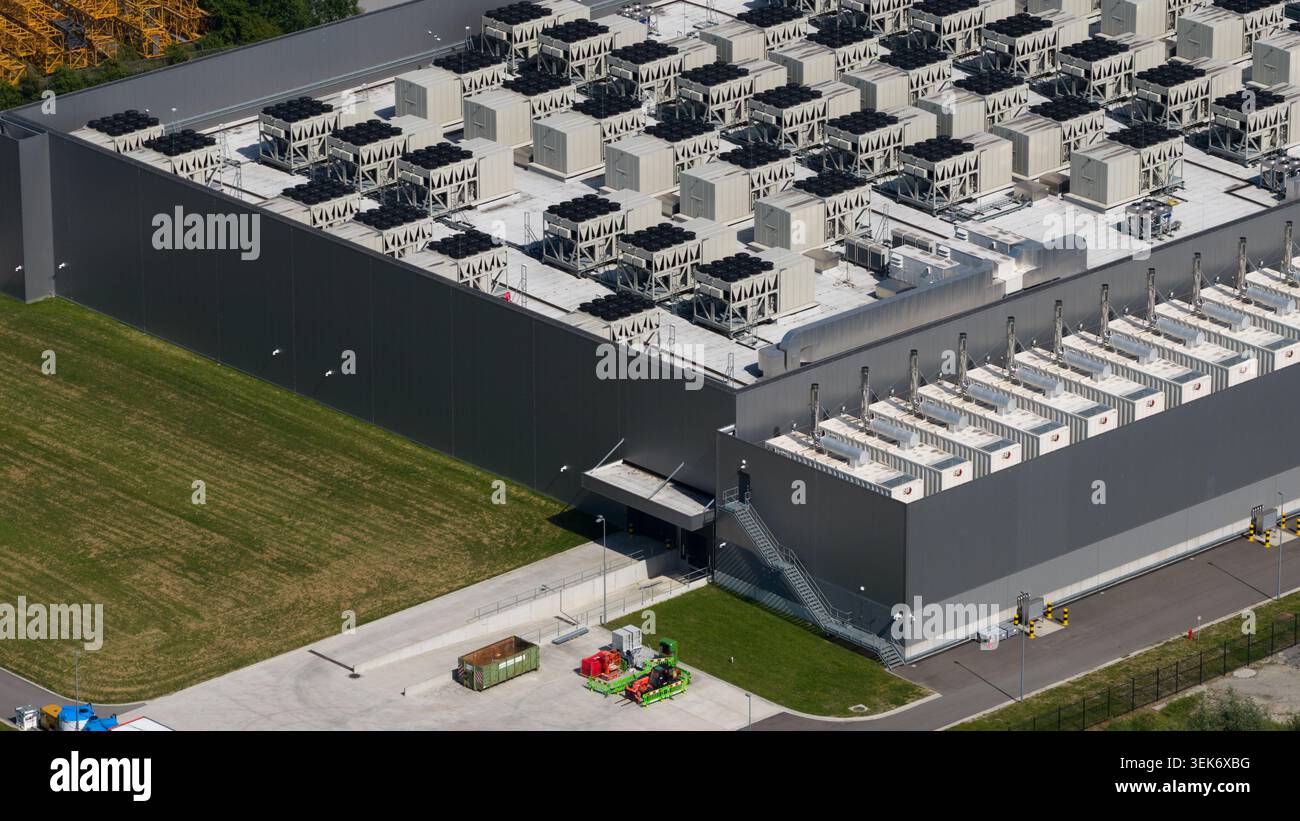 Vue aérienne par drone d'un campus de centre de données de Bruxelles à Ternat, en Belgique, montrant une infrastructure de colocation hyperscale, des halls de données, une conne neutre pour les opérateurs Banque D'Images