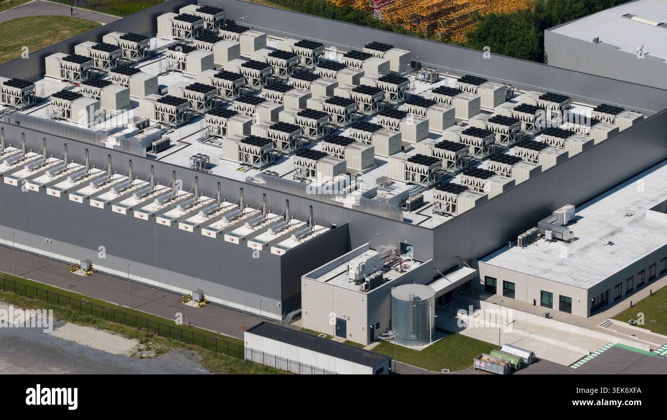 Vue aérienne par drone d'un campus de centre de données de Bruxelles à Ternat, en Belgique, montrant une infrastructure de colocation hyperscale, des halls de données, une conne neutre pour les opérateurs Banque D'Images