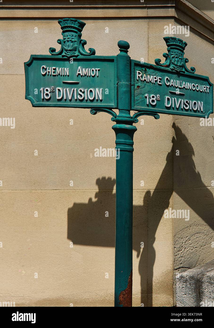 Paris, France - 11 mai 2026 : panneau de rue vintage affichant le chemin Amiot et la rampe Caulaincourt à Paris, France, avec une métallurgie verte complexe et Banque D'Images