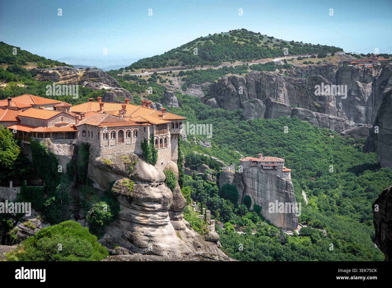 Les anciens monastères grecs orthodoxes sont construits sur des piliers de roche naturels dans les Météores présentant un paysage naturel et une architecture étonnants. Banque D'Images
