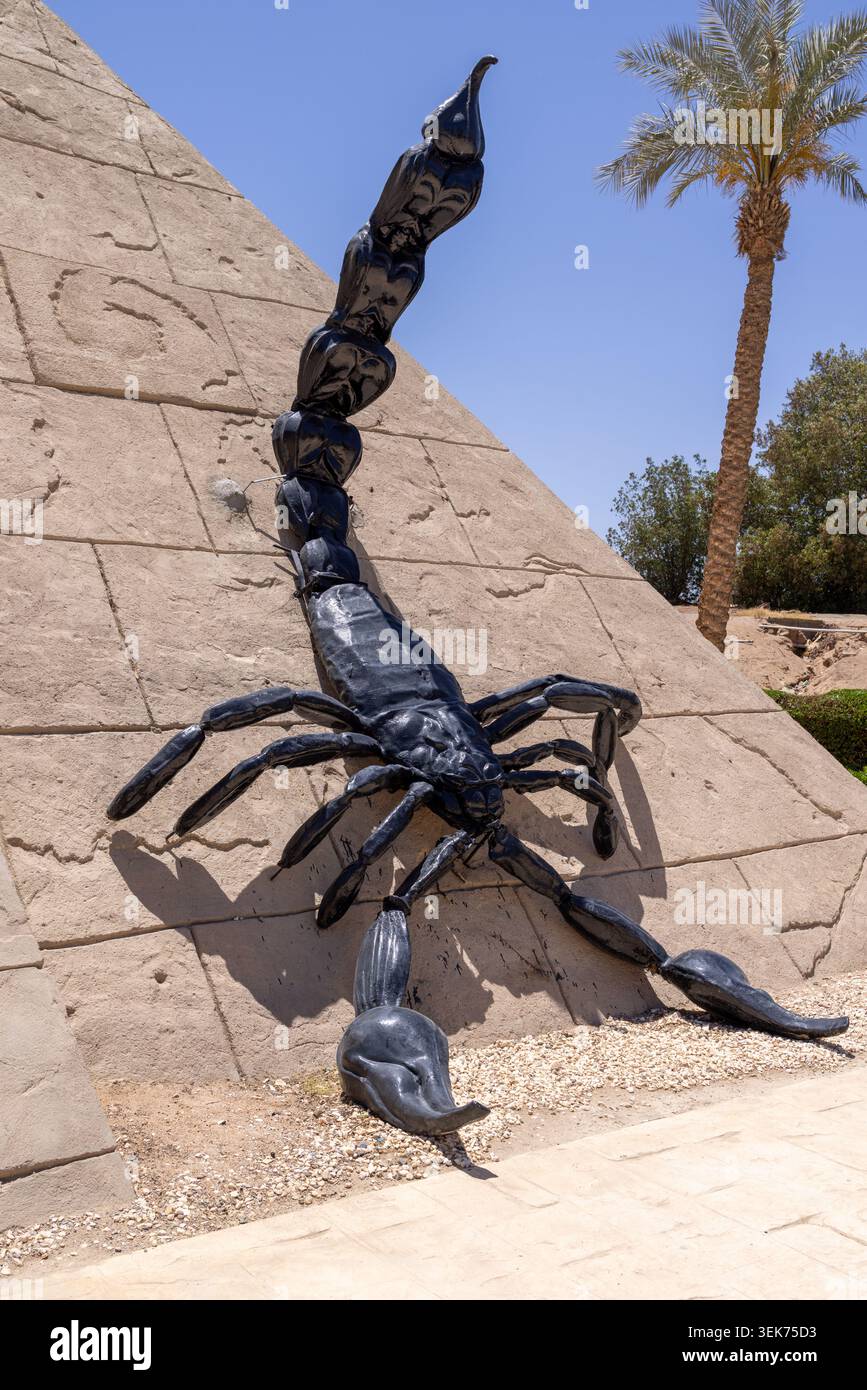 Grande sculpture de scorpion noir à côté d'une structure sur le thème de la pyramide égyptienne à Sharm El Sheikh Egypte sous un ciel bleu vif dans la populaire mer Rouge RES Banque D'Images