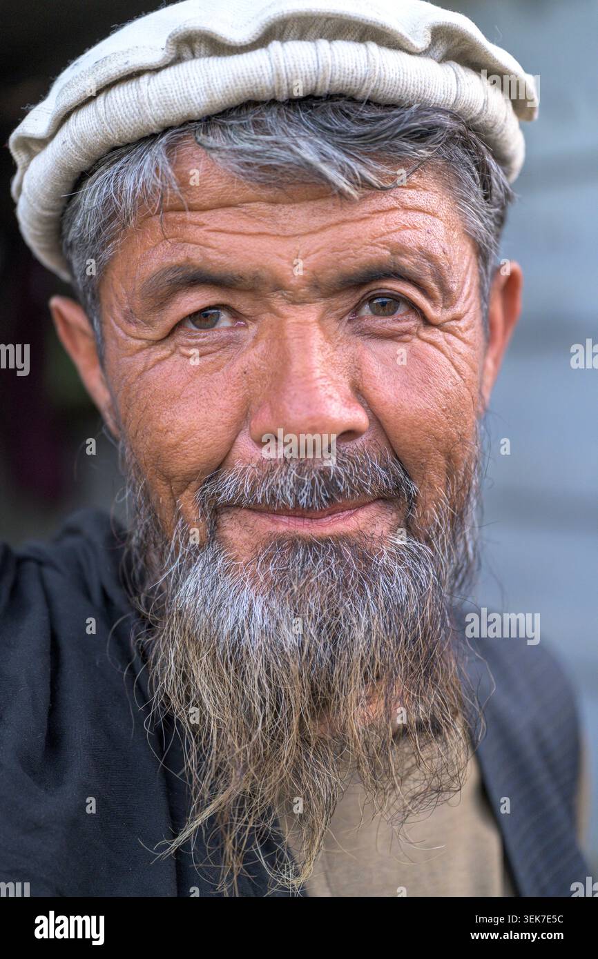 Homme afghan portant un chapeau traditionnel de pakol souriant à la caméra Banque D'Images