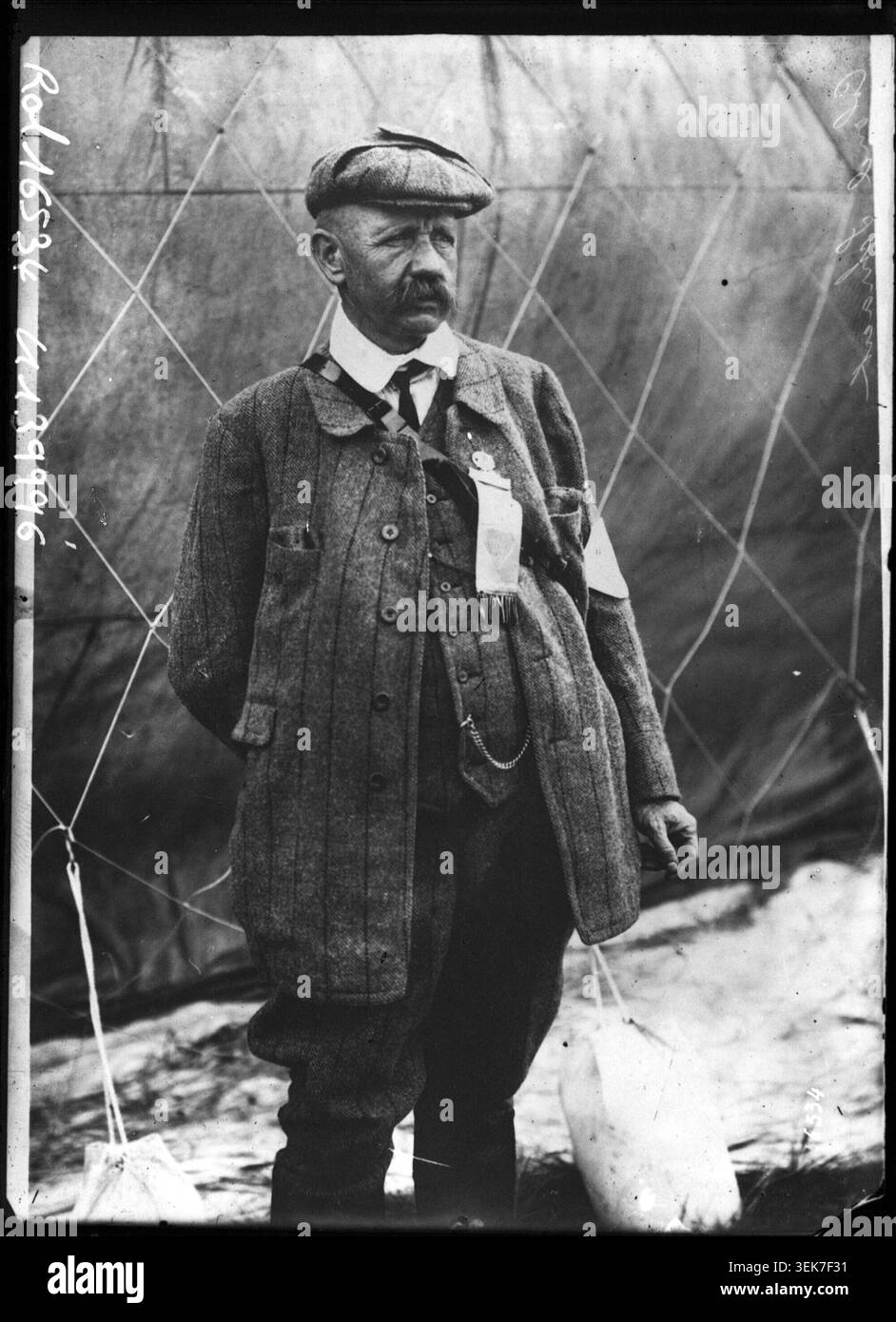 Le colonel Schaeck, identifié comme un aéronaute suisse, pose pour une photographie de presse en 1910. L’impression sur gélatine argentée de l’Agence Rol enregistre Théodore Schaeck, dont la carrière a été associée à la montgolfière et à l’aéronautique, dans un portrait formel. Banque D'Images