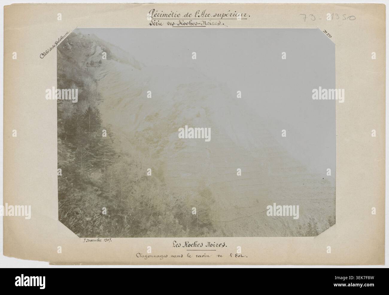 Henri Roulhac de Rochebrune a photographié des travaux de charcuterie dans le ravin est des roches noires en 1907 près de Saint-Jean-de-Maurienne, Savoie, France, documentant la stabilisation des sols pour la restauration des terres de montagne. Banque D'Images