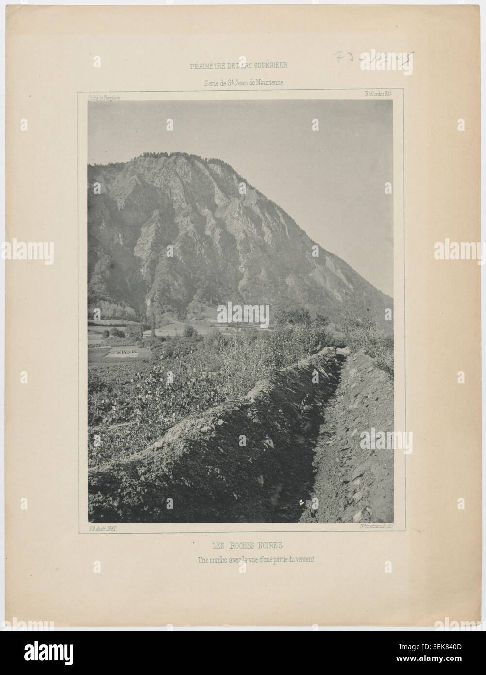 Une photographie présente une combe aux roches noires avec une vue sur une partie du versant de la montagne près de Saint-Jean-de-Maurienne en Savoie, documentant le terrain alpin et les conditions du paysage observées en 1887. Banque D'Images