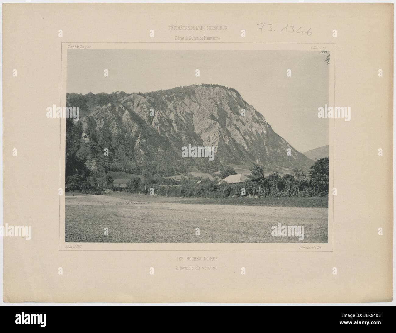 Une empreinte de gélatine argentée enregistre la pente globale des roches noires près de Saint-Jean-de-Maurienne en Savoie en 1887, documentant le terrain montagneux observé lors des premières enquêtes de restauration des terres de montagne dans les Alpes françaises. Banque D'Images
