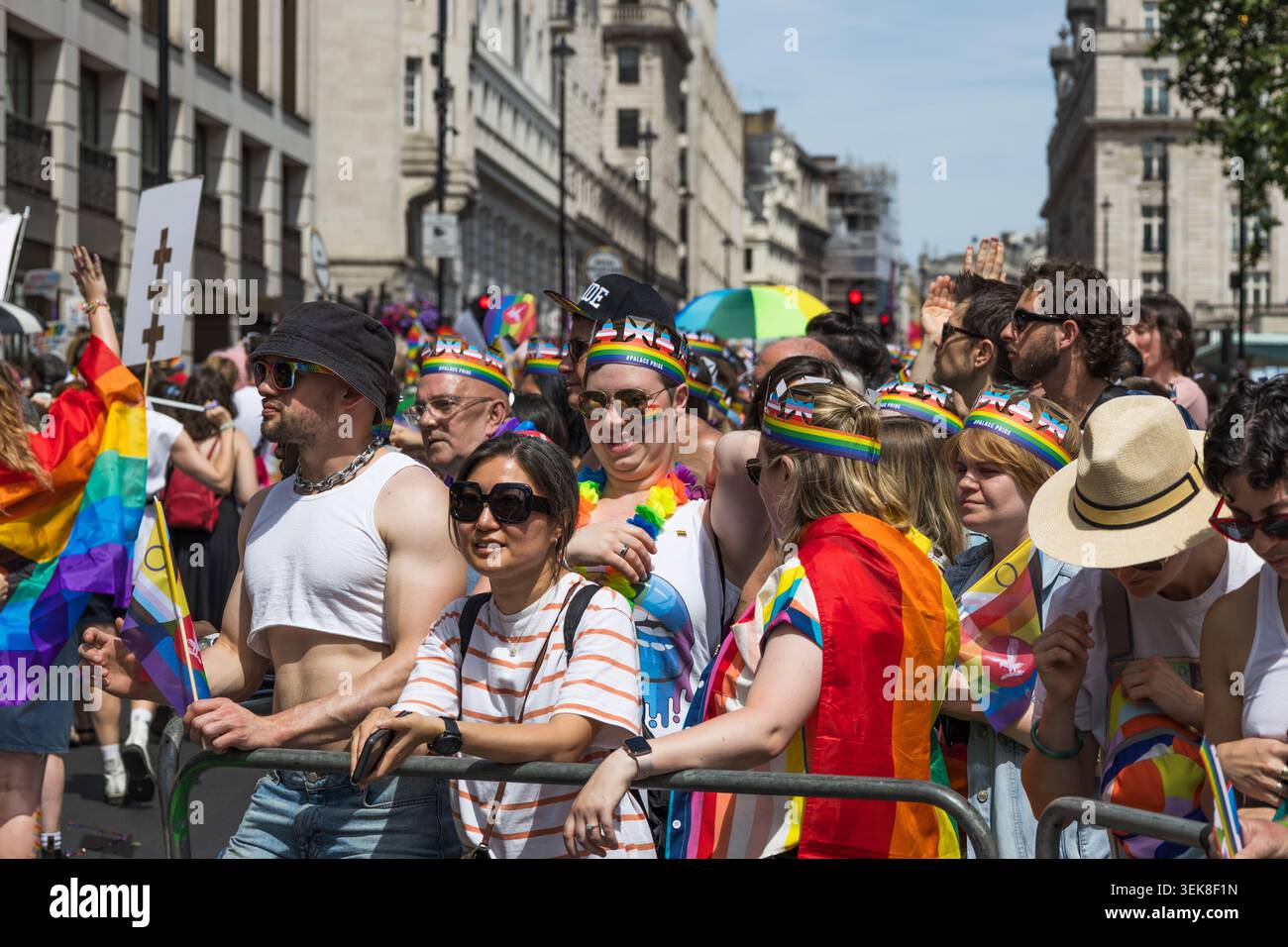 Foule de gens célébrant à la parade de la fierté de Londres. Londres, Royaume-Uni, 29 juin 2024 Banque D'Images