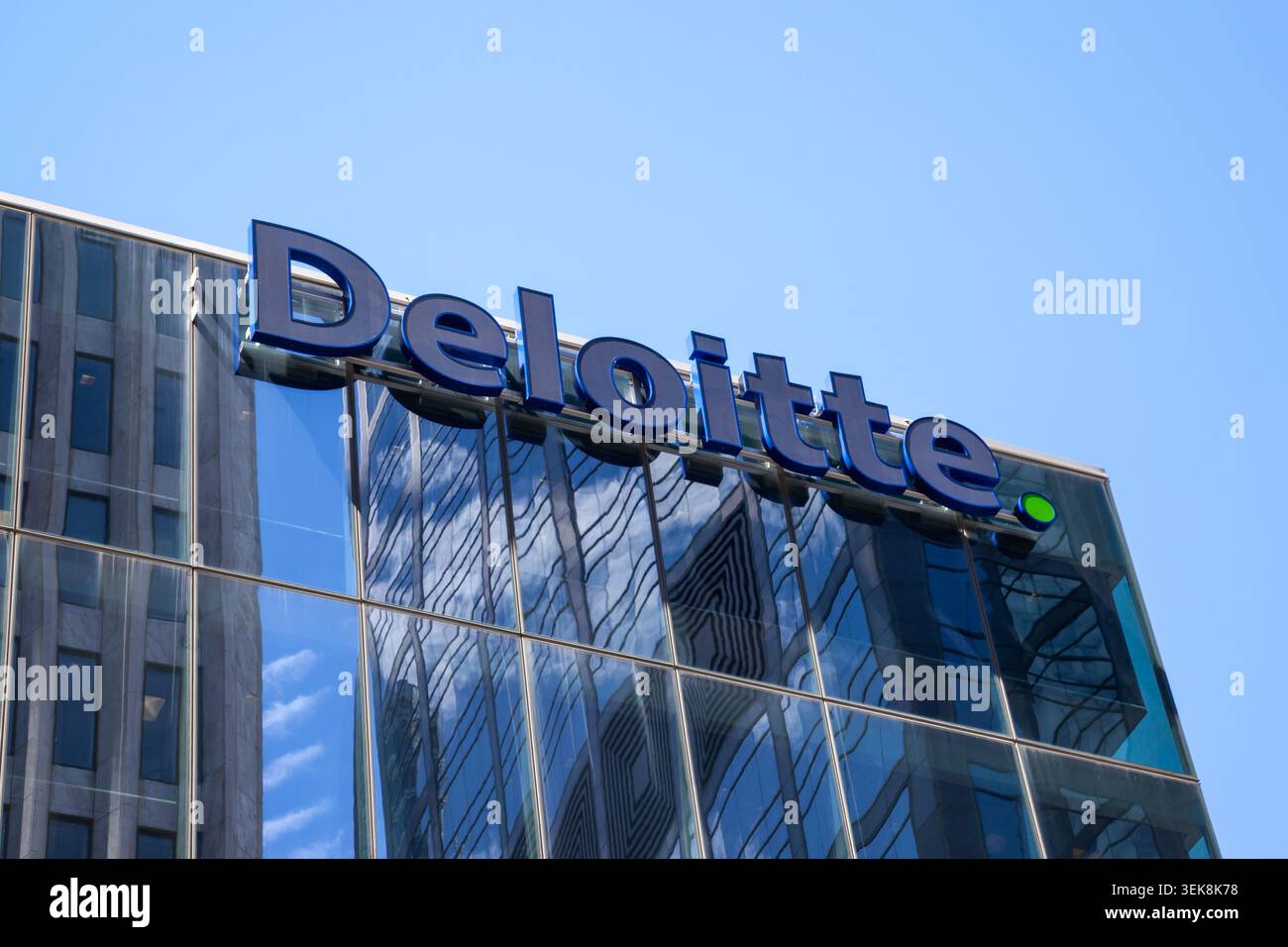 Close-up de la enseigne Deloitte sur un bâtiment à Toronto, Ontario, Canada. Banque D'Images