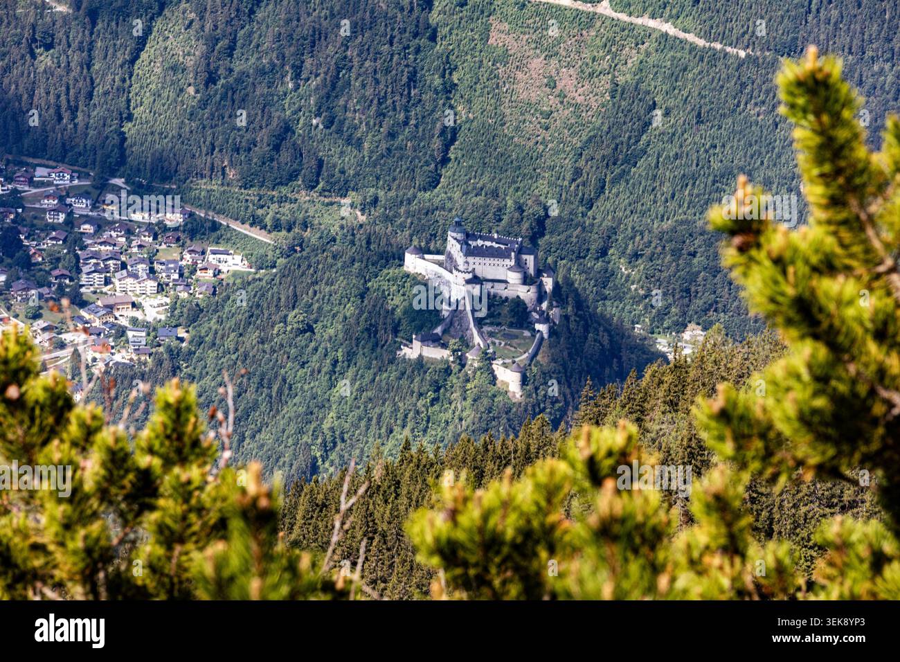 Une vue aérienne époustouflante du château de Hohenwerfen perché de façon spectaculaire sur un éperon rocheux surplombant un village pittoresque niché dans les Alpes autrichiennes. T Banque D'Images