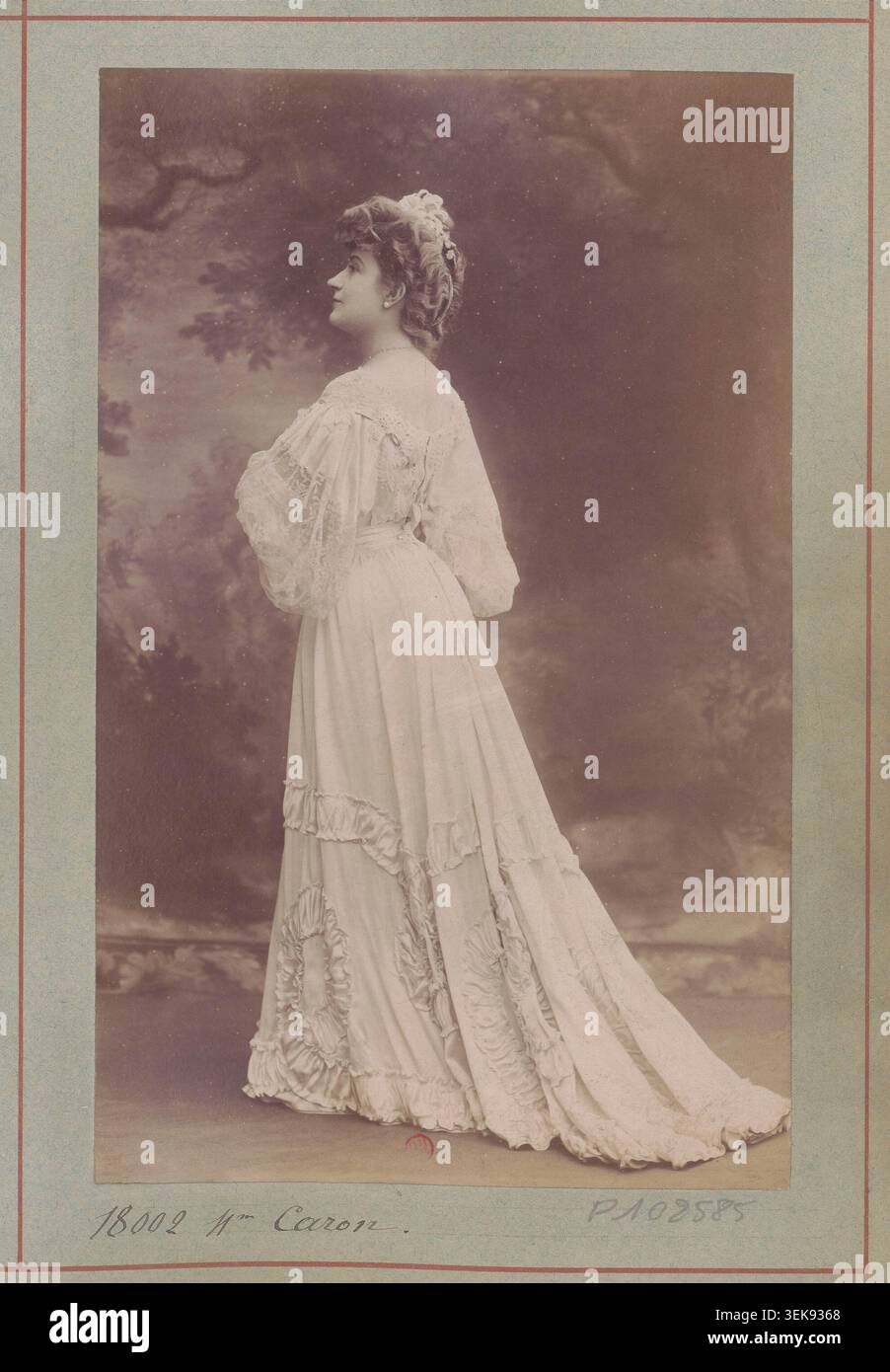 L'Atelier Nadar réalise une photographie de presse de Marguerite Caron associée à L'enfant du miracle au Théâtre de l'Athénée à Paris en 1903. Le portrait théâtral monochrome relie l’interprète à la comédie en trois actes de Paul Gavault et Robert Charvay. Banque D'Images