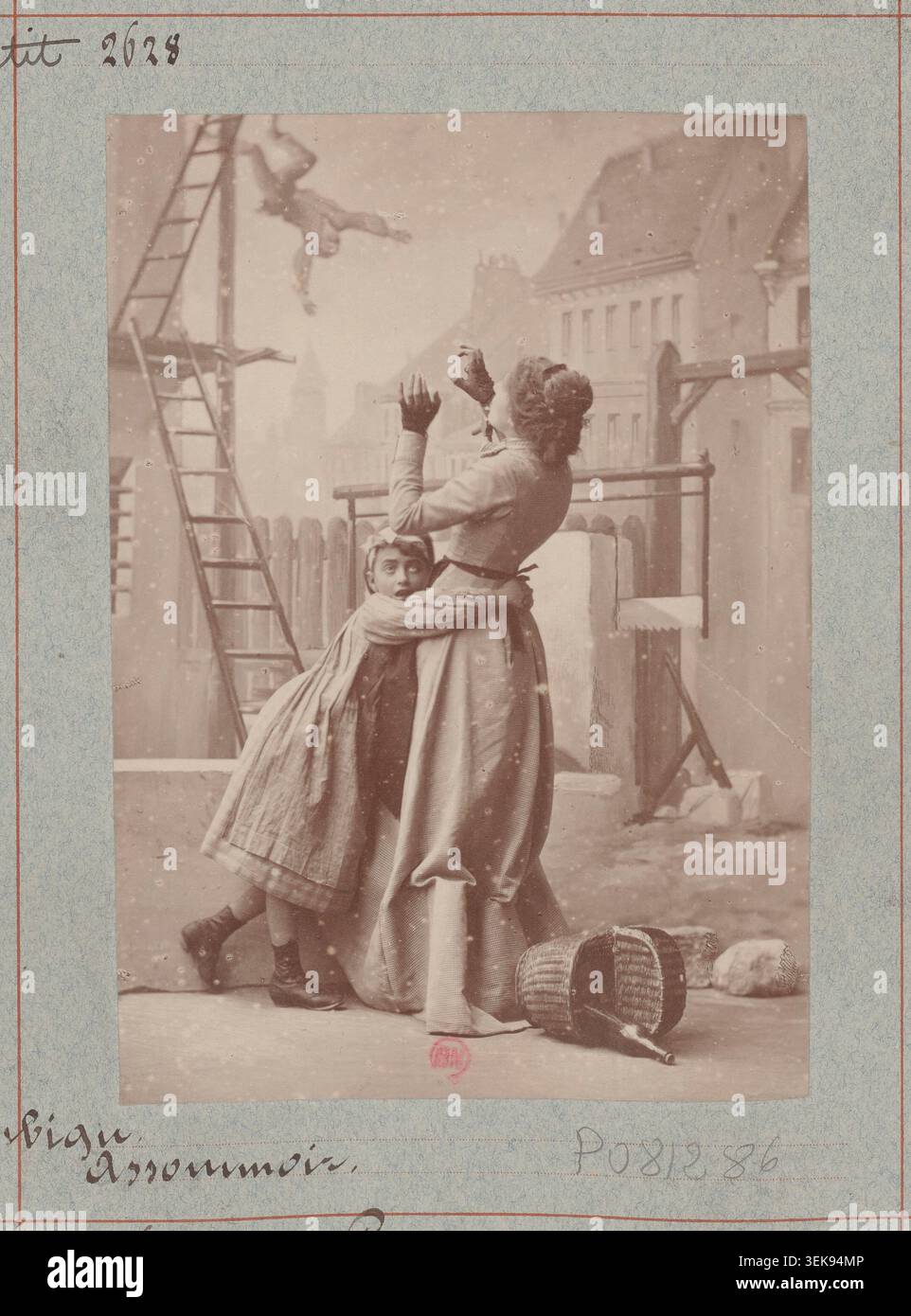 Hélène petit apparaît dans une photographie de théâtre monochrome créée par l'Atelier Nadar en 1879 pour L'assommoir au Théâtre de l'Ambigu à Paris. L'estampe de démonstration se rapporte au drame en cinq actes écrit par William Busnach et Oscar Gastineau. Banque D'Images
