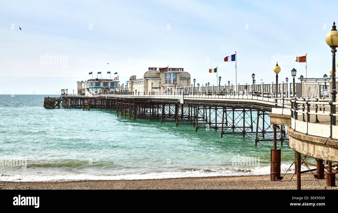 Worthing, Sussex, Royaume-Uni - 16 mai 2026 ; jetée de Worthing offrant des divertissements et des vues panoramiques sur la côte du sussex Banque D'Images