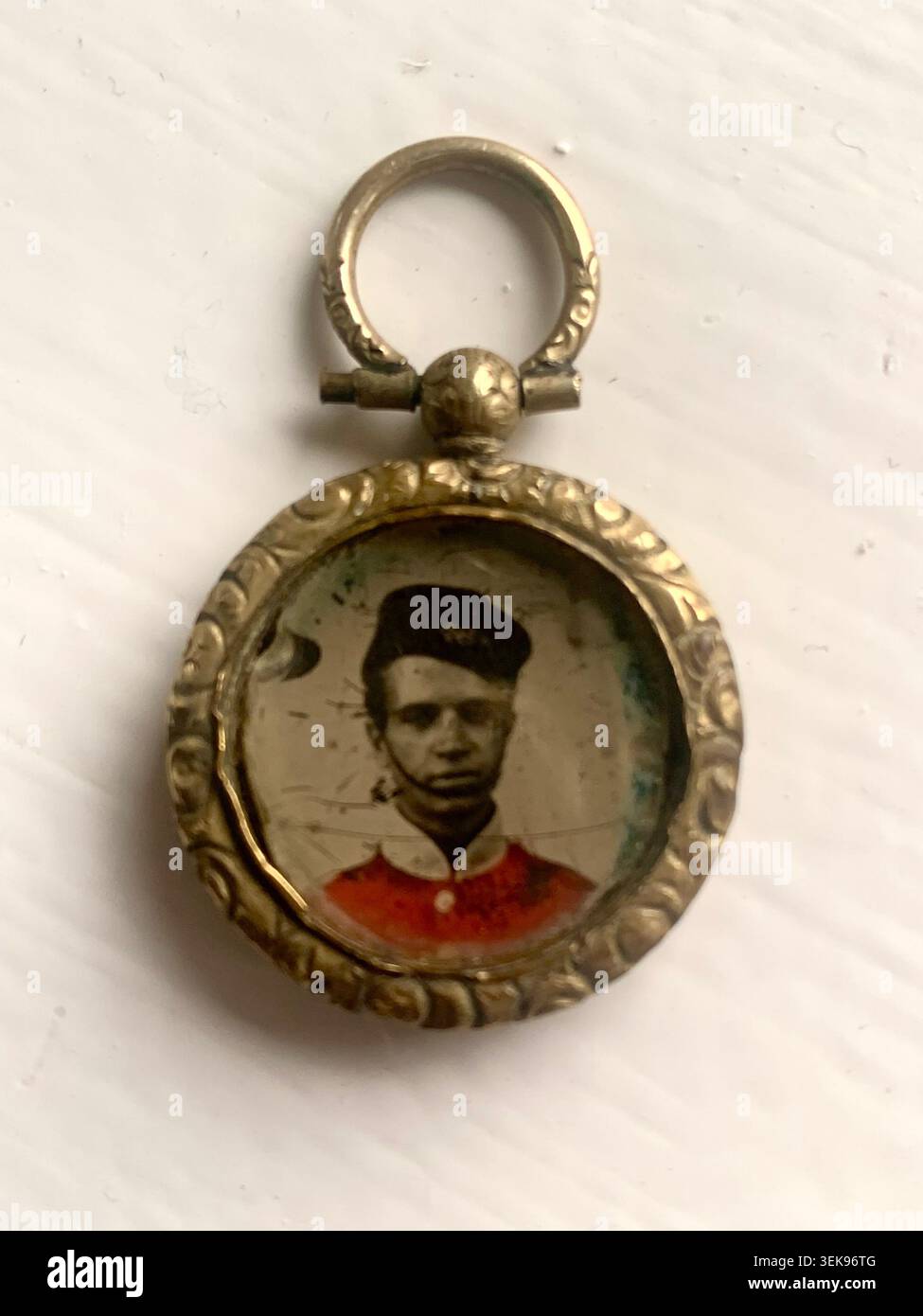 Portrait de soldat de l'ère victorienne présenté dans un médaillon en laiton orné un souvenir intemporel de l'histoire militaire de l'Inde ce soldat de Nortampton - Image de stock capturée avec un smartphone