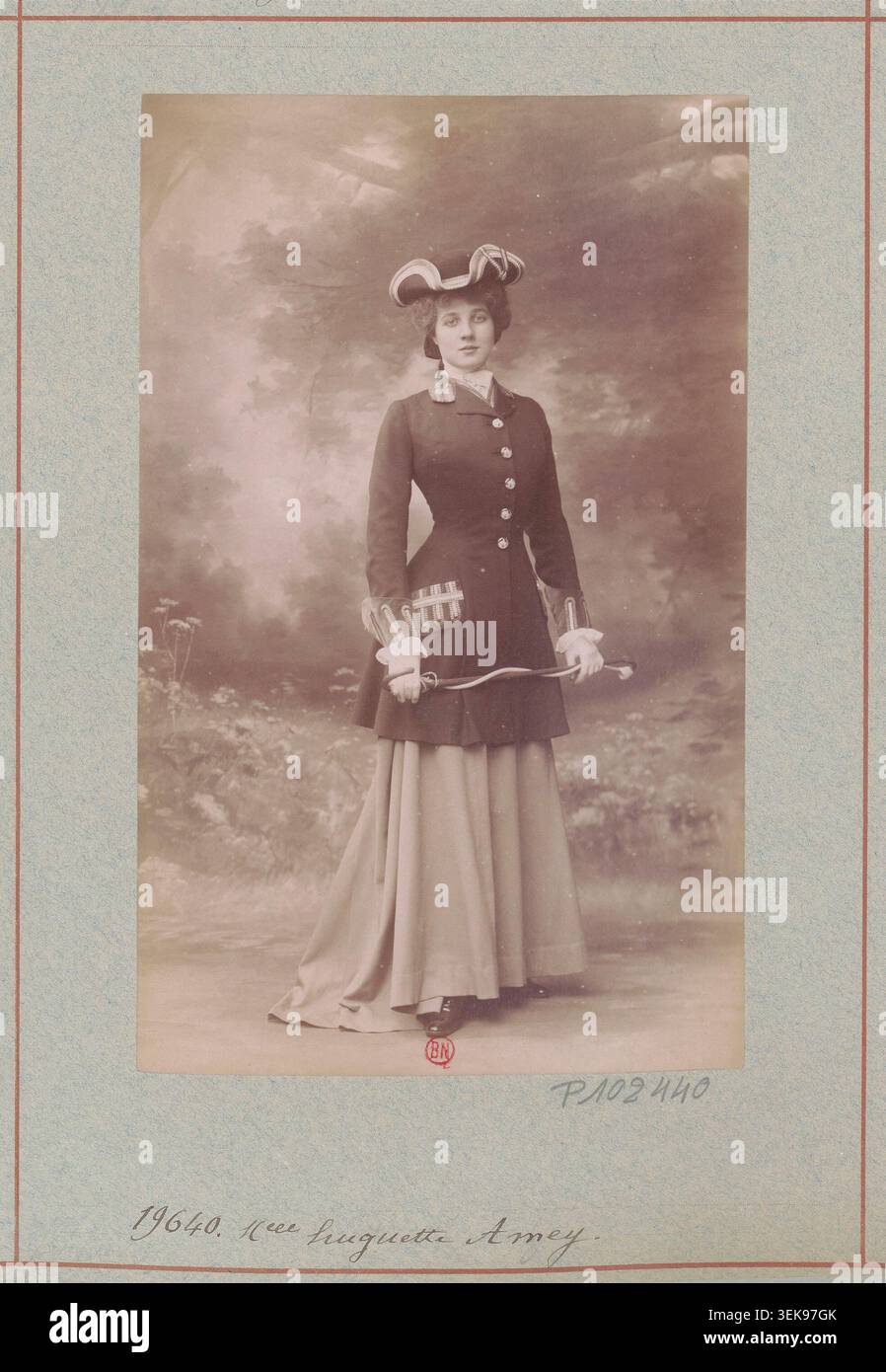 Huguette Amey apparaît dans une photographie de presse studio de l'Atelier Nadar datée de 1908. Le portrait monochrome est associé à L'émigré, une pièce en quatre actes de Paul Bourget présentée au Théâtre de la Renaissance à Paris. Banque D'Images