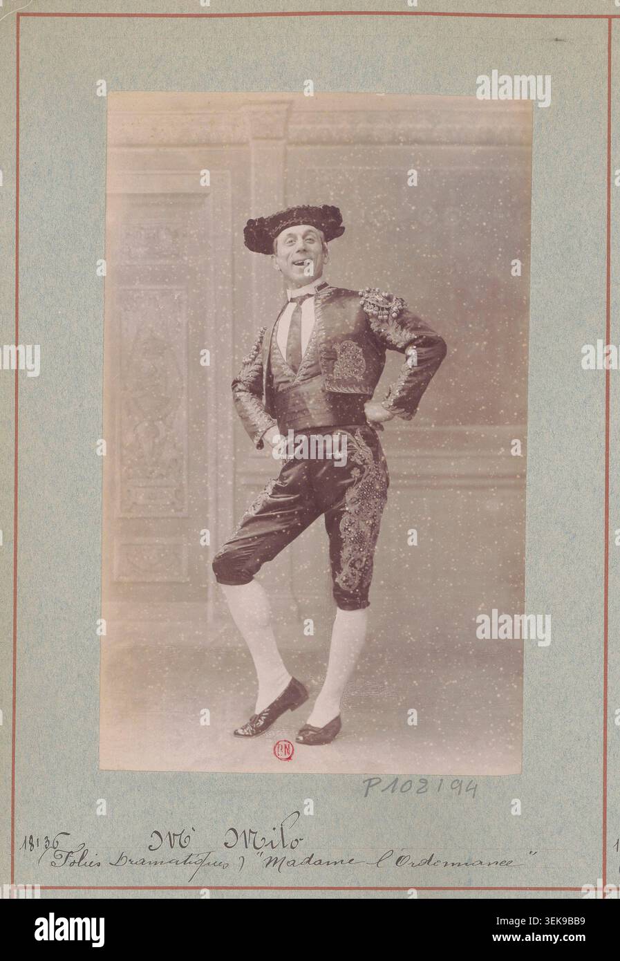 L’Atelier Nadar a réalisé une photographie de presse de Milo associée à Madame l’ordonnance au Théâtre des Folies-dramatiques à Paris en 1904. Le portrait théâtral monochrome relie l'interprète au vaudeville en trois actes de Jules Chancel et Henry de Gorsse. Banque D'Images