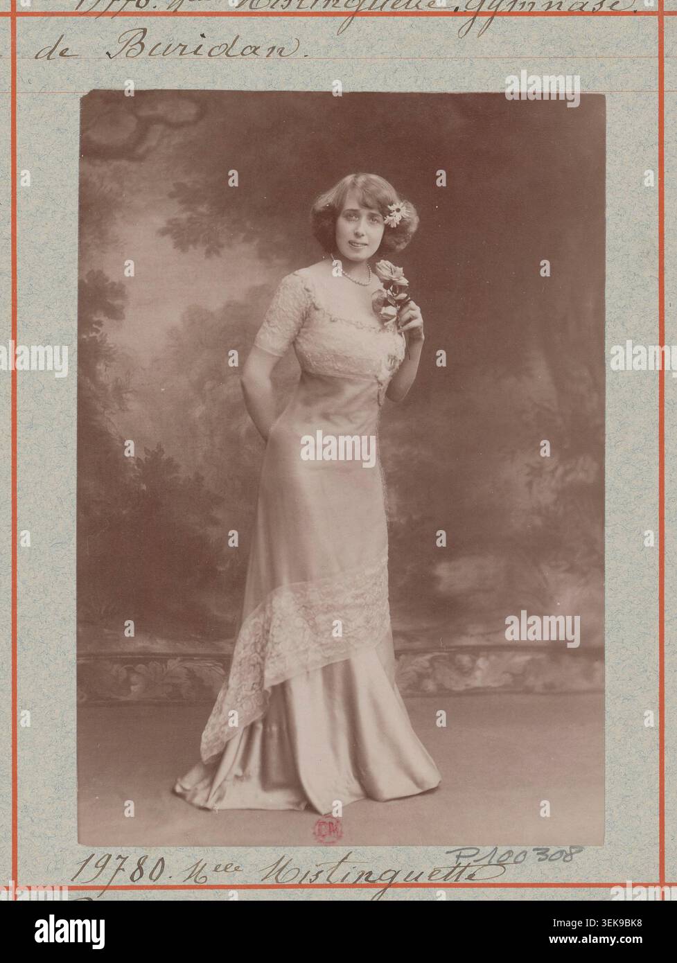 Mistinguett apparaît dans un tirage sur gélatine argentée créé par l'Atelier Nadar en 1909 pour L'âne de Buridan, une comédie en trois actes de Robert de Flers et Gaston Arman de Caillavet, jouée au Théâtre du gymnase à Paris le 19 février 1909. Le portrait enregistre l'interprète dans son rôle sur scène. Banque D'Images