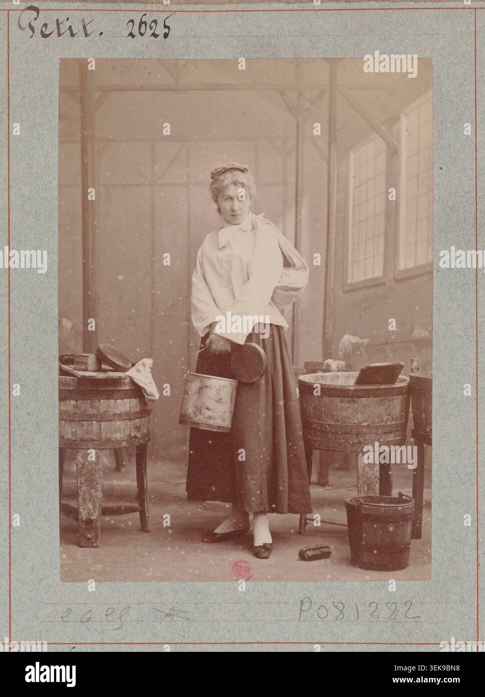 Hélène petit apparaît dans une photographie de presse réalisée par l'Atelier Nadar en 1879 pour L'Assommoir au Théâtre de l'Ambigu à Paris. Le portrait de studio est associé au drame en cinq actes de William Busnach et Oscar Gastineau et a servi à la publicité théâtrale. Banque D'Images