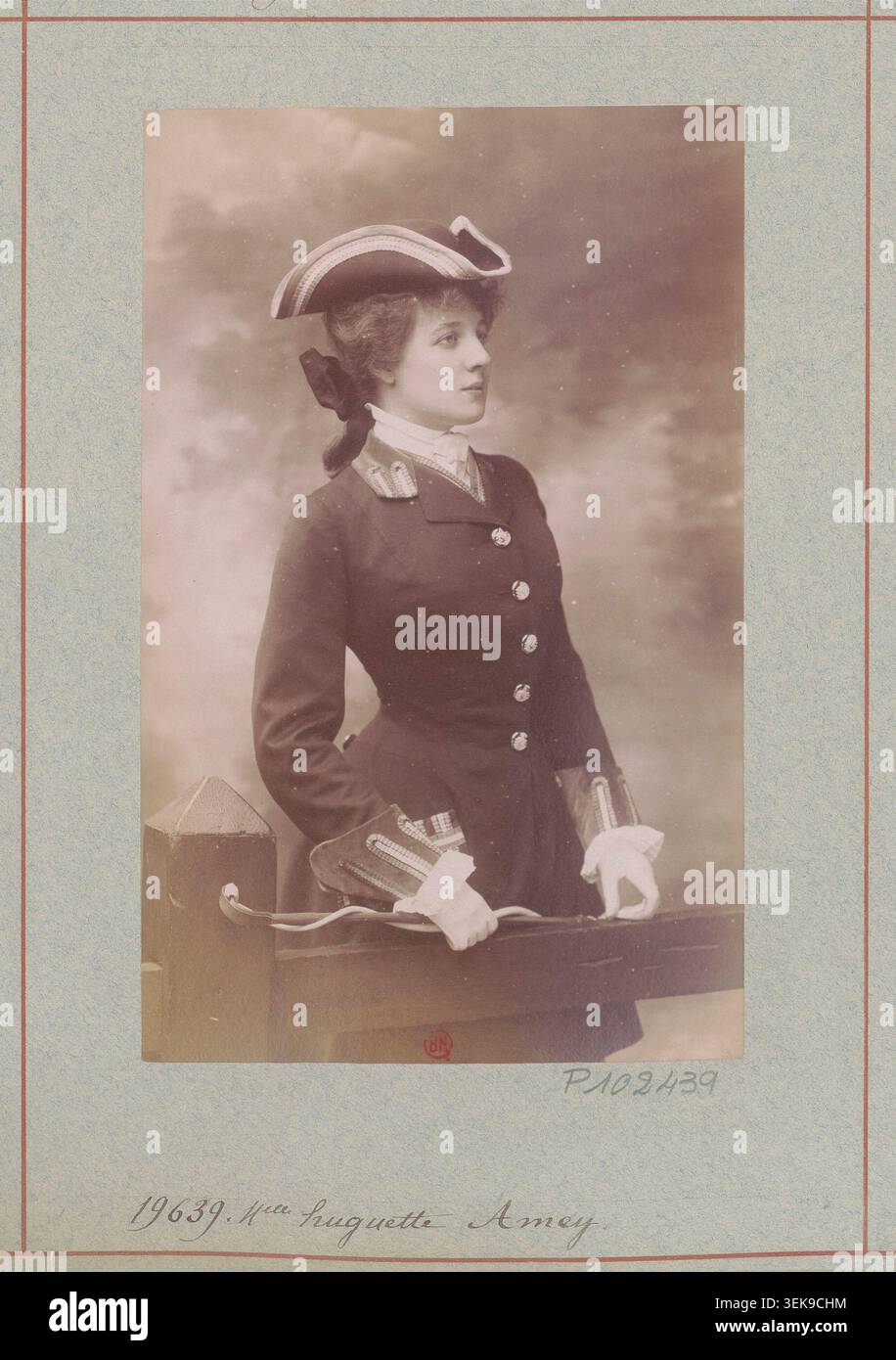 Huguette Amey apparaît dans un tirage sur gélatine argentée réalisé par l'Atelier Nadar pour la pièce L'émigré au Théâtre de la Renaissance à Paris le 9 octobre 1908. Le portrait de théâtre relie l’interprète à la production scénique et au répertoire dramatique de l’époque. Banque D'Images