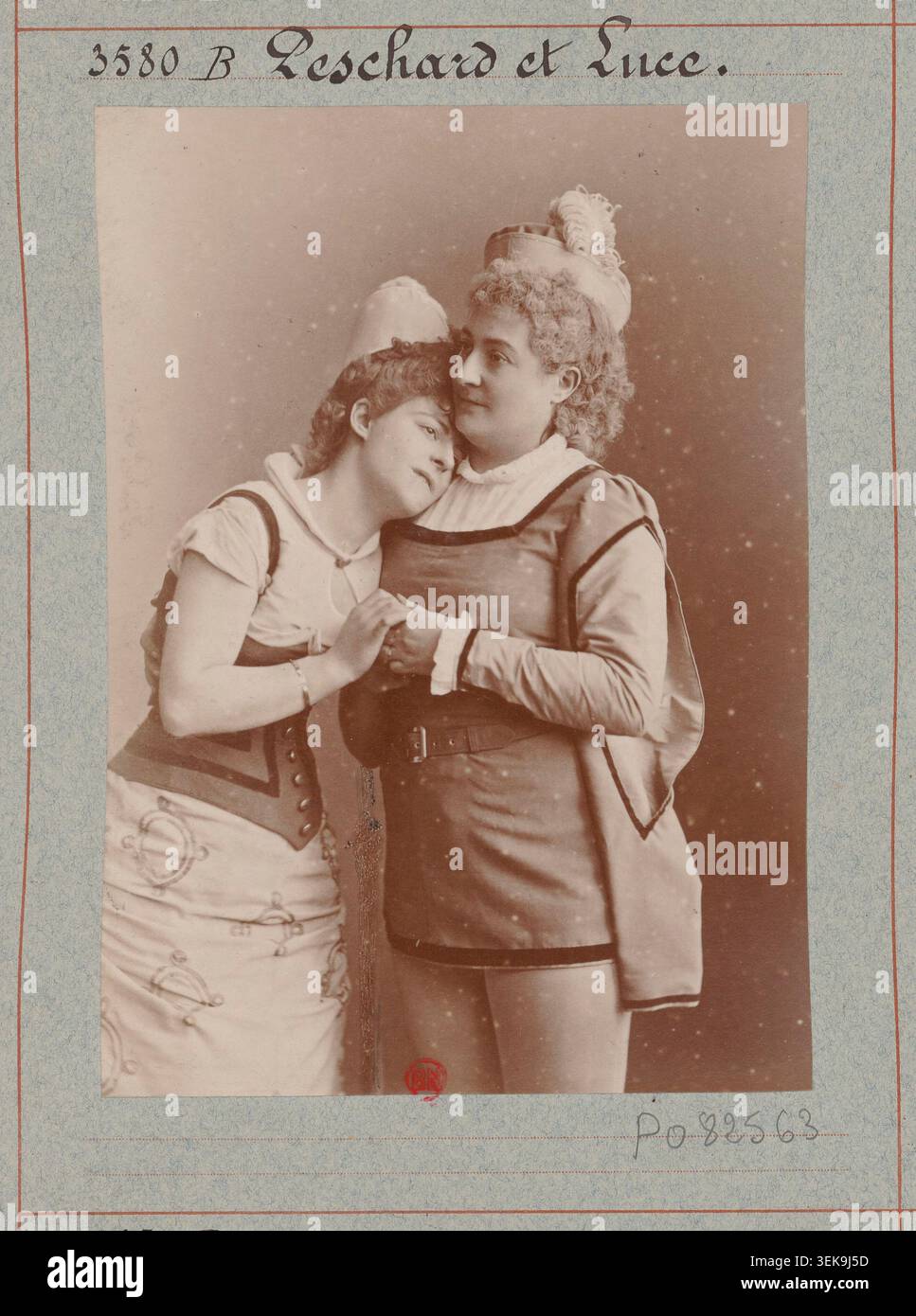 Marie Blanche Peschard et Luce jouent dans l'opéra-Bouffe les trois Margot d'Henry Bocage et Henri Chabrillat en trois actes au Théâtre des Bouffes-Parisiens à Paris le 6 janvier 1877. La photographie de presse présente les interprètes de scène en costume. Banque D'Images