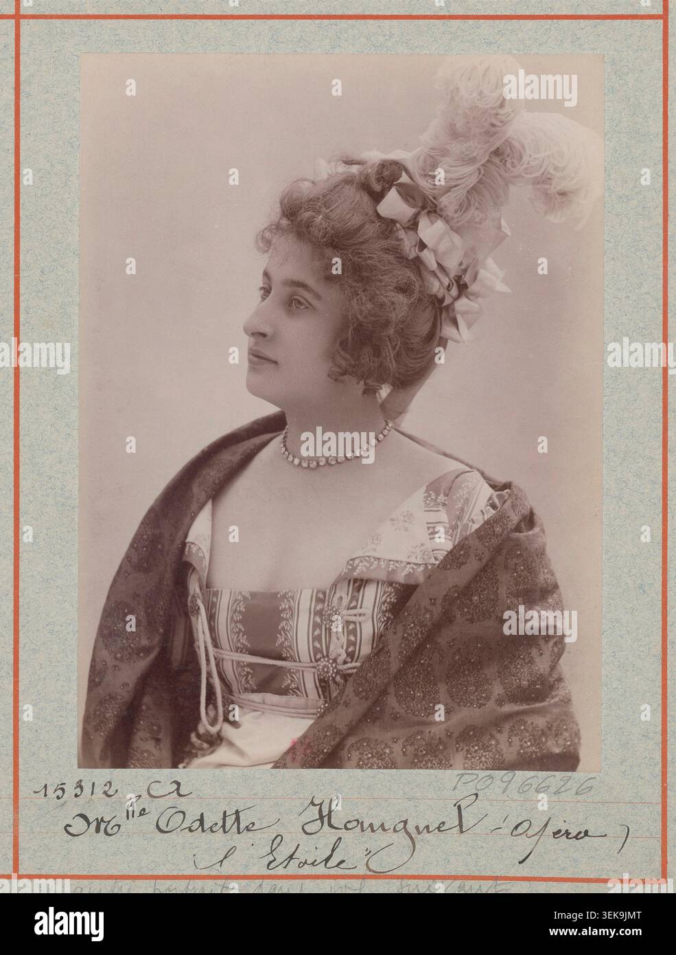 Odette Hauguel apparaît dans un tirage sur gélatine argentée créé par l'Atelier Nadar en 1897 pour L'étoile, ballet-pantomime en deux actes chorégraphié par Joseph Hansen présenté au Théâtre national de l'Opéra-Palais Garnier à Paris. Le portrait enregistre l'interprète en lien avec la production. Banque D'Images