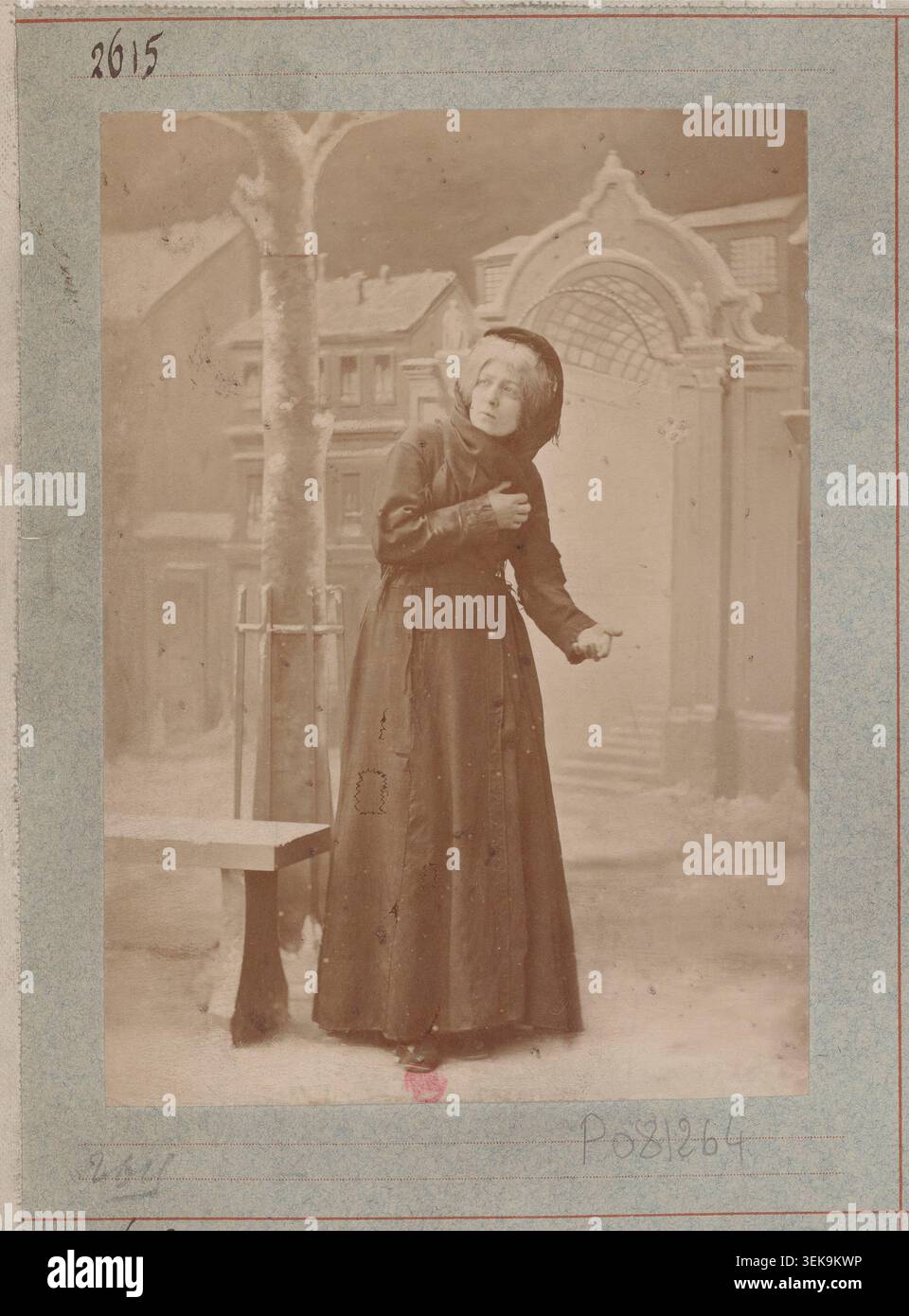 Hélène petit apparaît dans un portrait de théâtre pour L'Assommoir au Théâtre de l'Ambigu à Paris en 1879, enregistré par l'Atelier Nadar et lié au drame en cinq actes de William Busnach et Oscar Gastineau. Banque D'Images