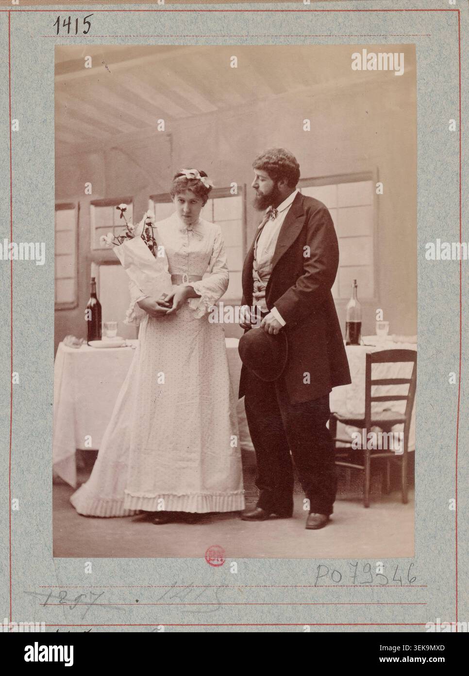 Hélène petit et Angelo sont apparus ensemble en costume pour le drame l Assommoir dans cette photographie studio monochrome de 1879 de l'Atelier Nadar pour la production du Théâtre de l'Ambigu à Paris. Banque D'Images