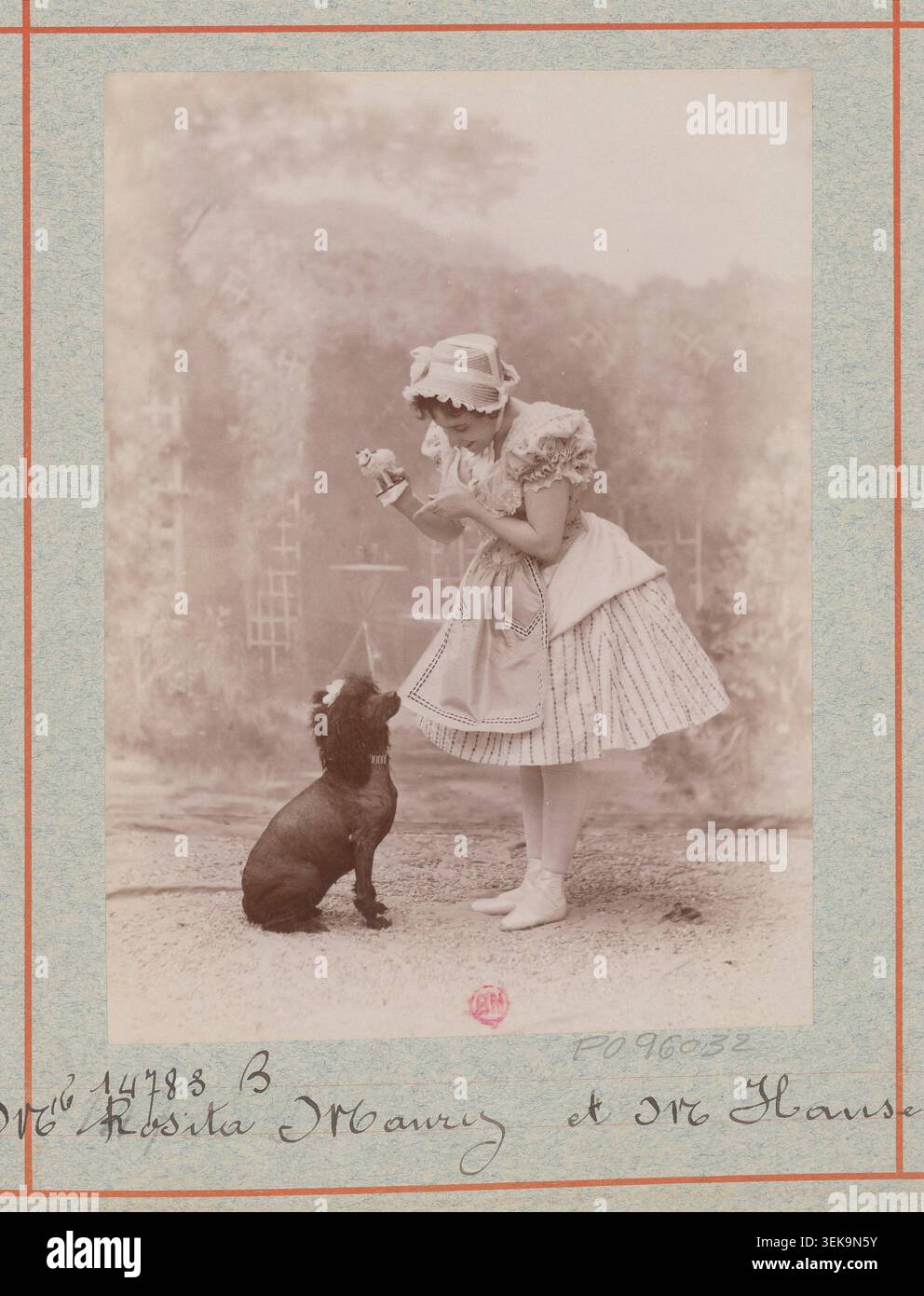 Mlle Rosita Mauri se produit avec un chien dans L'étoile au Théâtre national de l'Opéra-Palais Garnier, Paris, le 31 mai 1897, vêtue d'un costume pour le ballet-pantomime en deux actes chorégraphié par Joseph Hansen. Banque D'Images