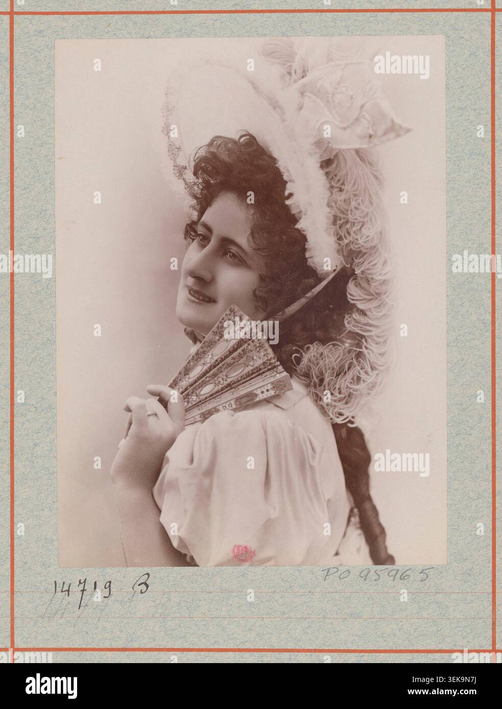 Mlle Robin se produit dans L'étoile au Théâtre national de l'Opéra-Palais Garnier, Paris, le 31 mai 1897, vêtue d'un costume pour le ballet-pantomime en deux actes chorégraphié par Joseph Hansen. Banque D'Images