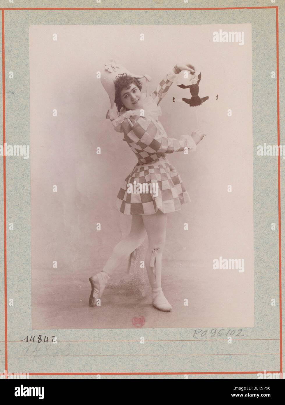 L'Atelier Nadar a réalisé ce portrait argenté de Mlle Esnelle pour l'Opéra ballet-pantomime L'étoile, chorégraphié par Joseph Hansen au Théâtre national de l'Opéra-Palais Garnier à Paris en 1897. La photographie de studio monochrome présente l'interprète de scène en costume. Banque D'Images