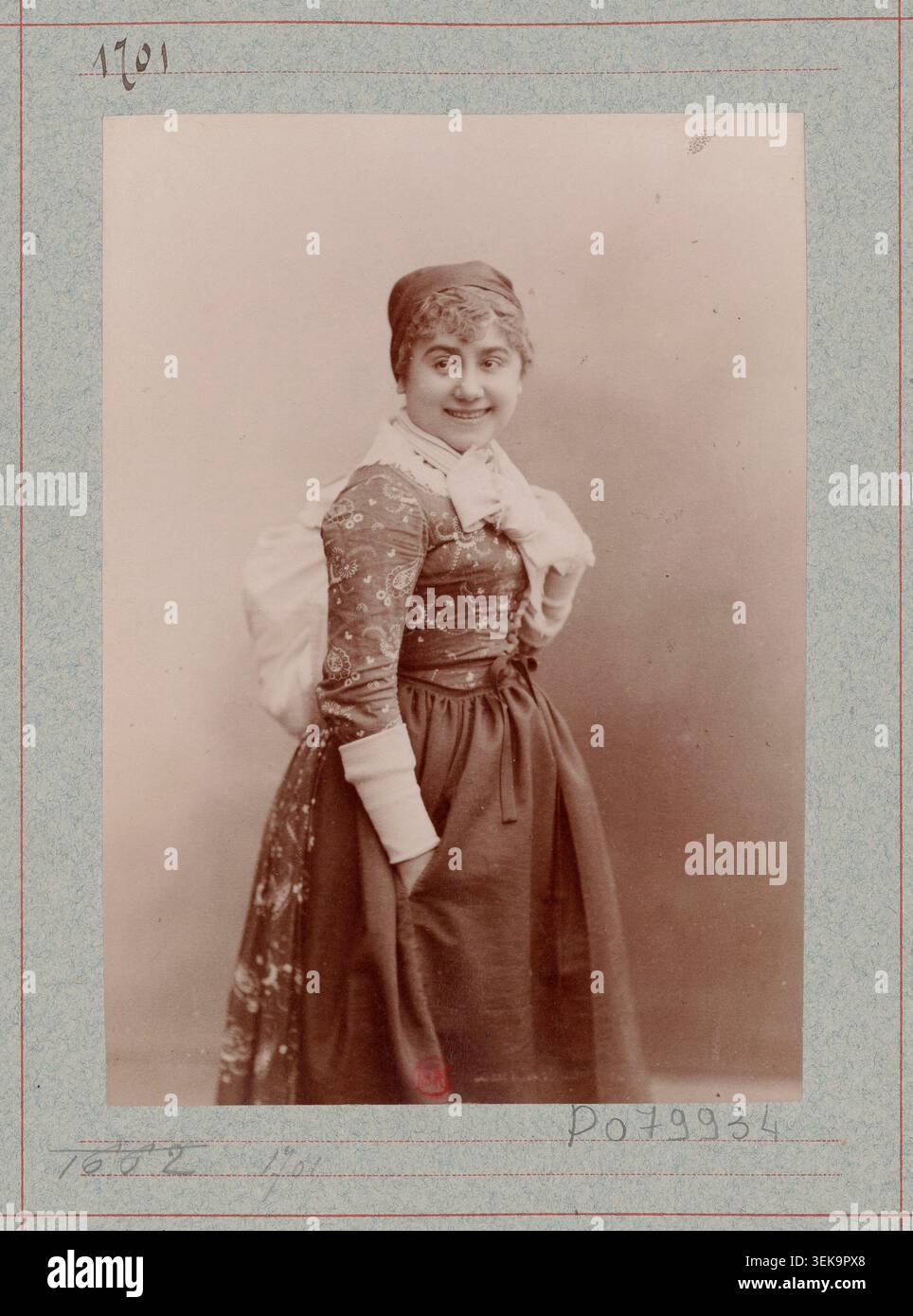 Thérèse Kolb apparaît dans un portrait en gélatine argentée réalisé par l'Atelier Nadar pour L'as de trèfle, un drame en cinq actes de Pierre Decourcelle présenté au Théâtre de l'Ambigu à Paris en 1883. Banque D'Images
