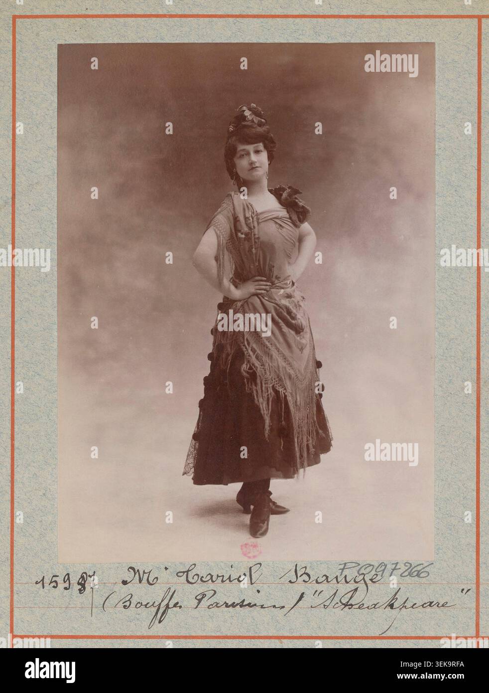 Me Tariol-Baugé dans Shakspeare aux Bouffes-Parisiens, l'Atelier Nadar a réalisé cette photographie de presse monochrome de 1899 de l'actrice Anna Tariol-Baugé en costume pour l'opéra-bouffe Shakspeare, mis en scène au Théâtre des Bouffes-Parisiens à Paris sur un livret de Paul Gavault et P. L. Flers. Banque D'Images