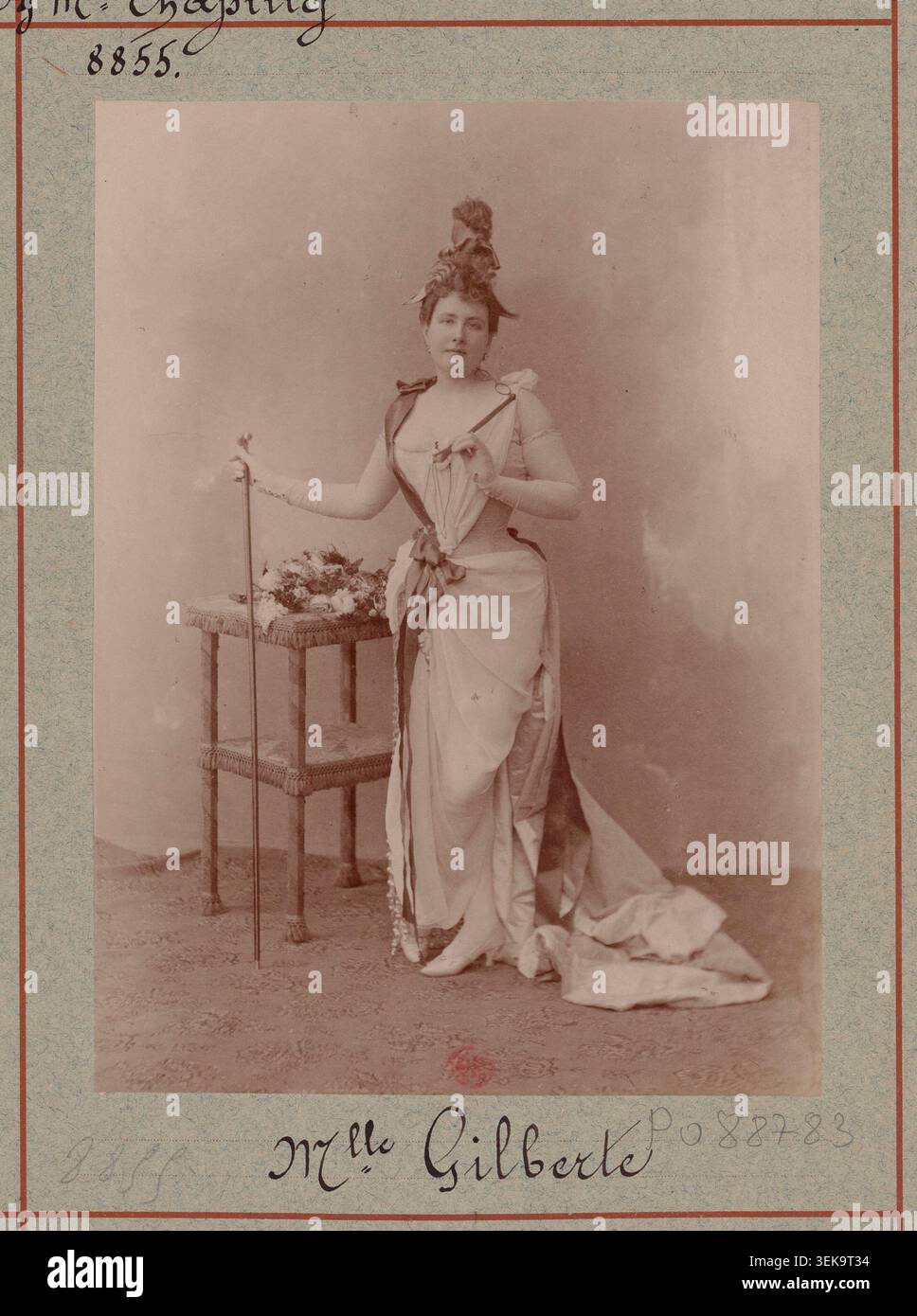 Gilberte pose pour un portrait de théâtre pour les marionnettes de l'année en 1891, enregistré par l'Atelier Nadar et lié à la revue présentée au Théâtre de la Renaissance à Paris. Banque D'Images
