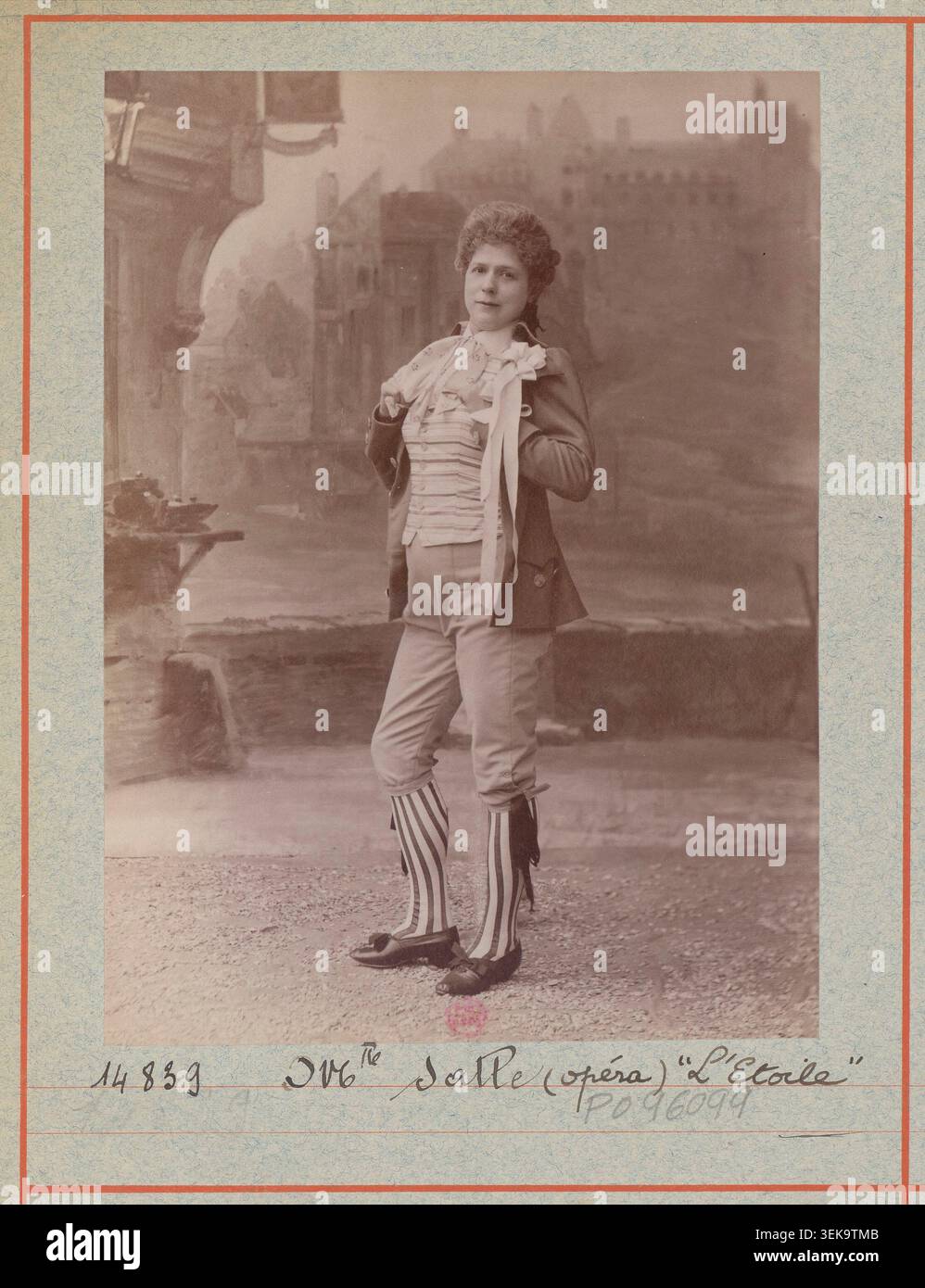 Mlle Sallé apparaît dans une photographie de presse produite par l'Atelier Nadar pour la mise en scène parisienne de L'étoile en 1897, ballet-pantomime en deux actes chorégraphié par Joseph Hansen au Théâtre national de l'Opéra-Palais Garnier. Banque D'Images