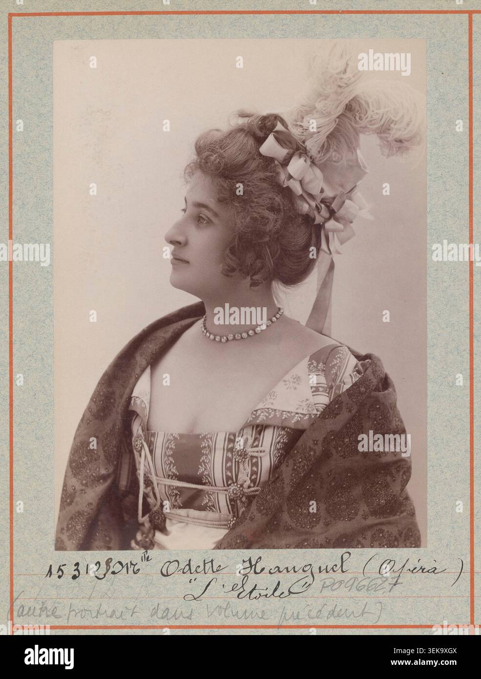 L'Atelier Nadar a réalisé cette photographie monochrome d'Odette Hauguel jouant dans le ballet-pantomime L'étoile au Théâtre national de l'Opéra-Palais Garnier à Paris en 1897. L'estampe de démonstration enregistre un portrait théâtral belle époque relié à la chorégraphie de Joseph Hansen. Banque D'Images