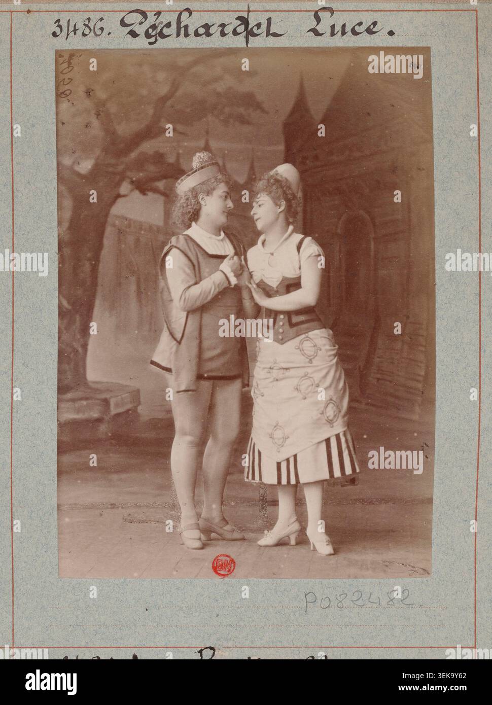 Marie Blanche Peschard et Luce apparaissent dans un portrait collectif de théâtre pour les trois Margot au Théâtre des Bouffes-Parisiens à Paris en 1877, enregistré par l’Atelier Nadar et associé à l’opéra-Bouffe d’Henry Bocage et Henri Chabrillat. Banque D'Images