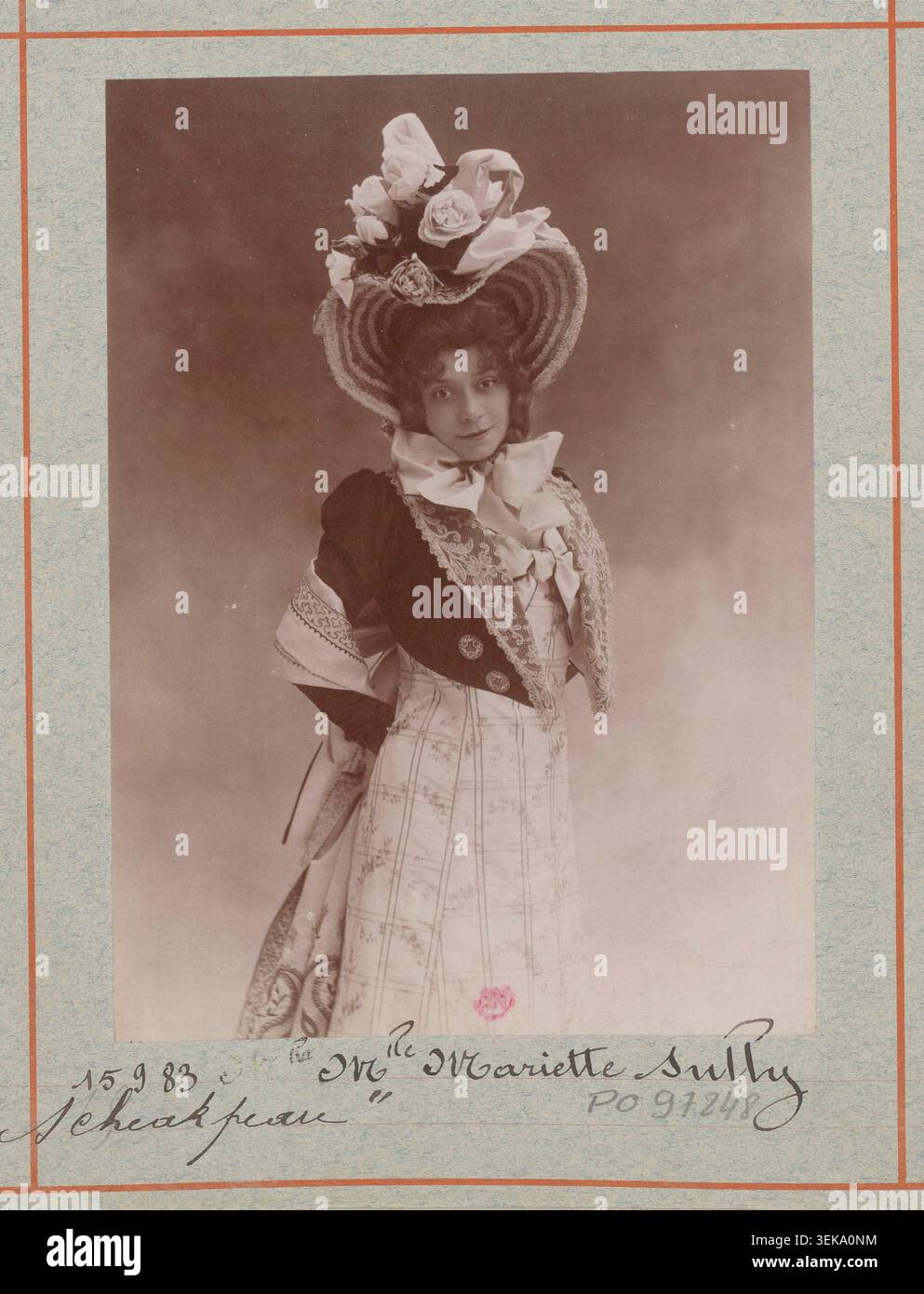 Mariette Sully apparaît dans une photographie de presse studio monochrome réalisée par l’Atelier Nadar pour l’opéra-Bouffe Shakspeare au Théâtre des Bouffes-Parisiens à Paris en 1899, associée au livret de Paul Gavault et P.L. Flers. Banque D'Images