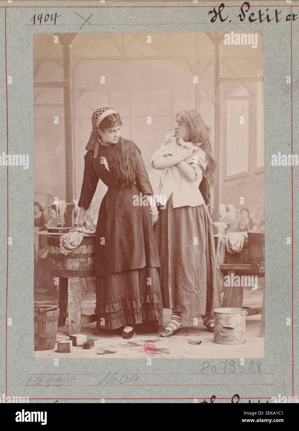 H. petit et L. Munte apparaissent dans la production de L'Assommoir en 1879 au Théâtre de l'Ambigu à Paris. L’Atelier Nadar a réalisé cette photographie de scène théâtrale avec les interprètes posés en costume pour le drame de William Busnach et Oscar Gastineau. Banque D'Images