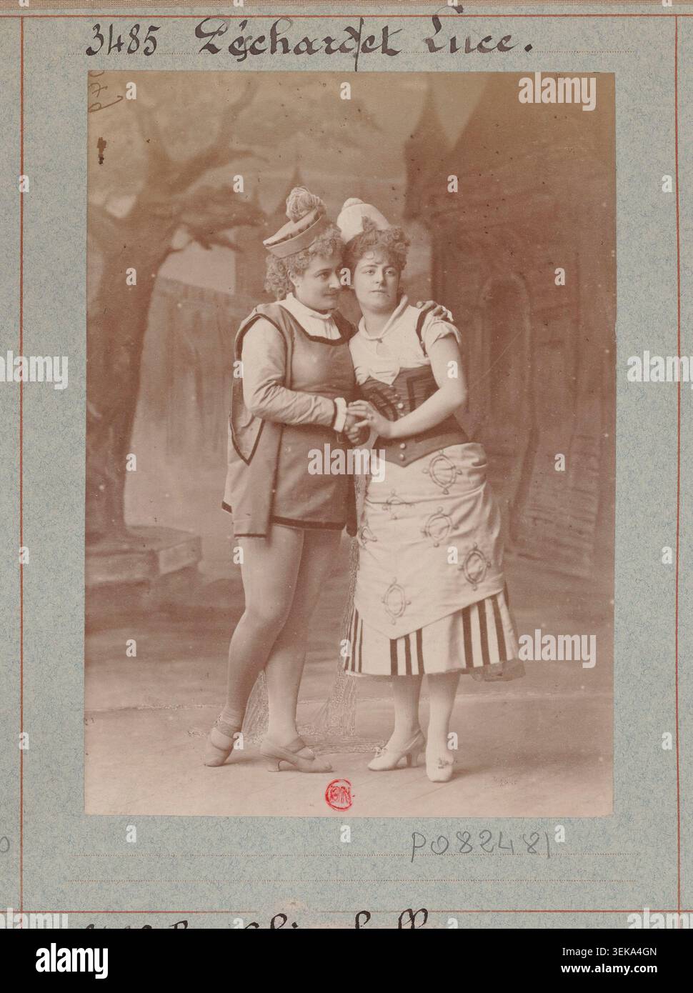 Marie Blanche Peschard et Luce apparaissent dans une photographie théâtrale associée aux trois Margot, un opéra-bouffe en trois actes de Henry Bocage et Henri Chabrillat, présenté au Théâtre des Bouffes-Parisiens à Paris le 6 janvier 1877. L'image combine un portrait et une scène théâtrale mettant en vedette des artistes de la production. Banque D'Images