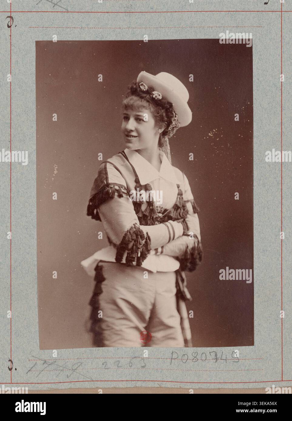 L’Atelier Nadar réalise ce portrait théâtral monochrome de Monchanin pour le ballet-pantomime Fandango de 1877 à l’Opéra de Paris. La photographie du studio documente le théâtre de danse français du XIXe siècle et les portraits de costumes de scène. Banque D'Images