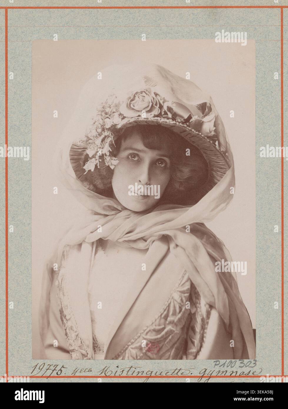 Mistinguett apparaît dans L'âne de Buridan au Théâtre du gymnase à Paris le 19 février 1909, photographié par l'Atelier Nadar, dans un portrait théâtral associé à la comédie en trois actes de Robert de Flers et Gaston Arman de Caillavet. Banque D'Images