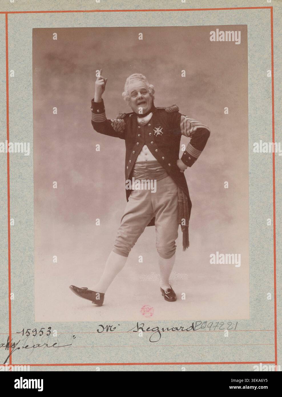 Regnard apparaît dans une photographie de presse studio monochrome réalisée par l’Atelier Nadar pour l’opéra-Bouffe Shakspeare au Théâtre des Bouffes-Parisiens à Paris en 1899, associée au livret de Paul Gavault et P.L. Flers. Banque D'Images