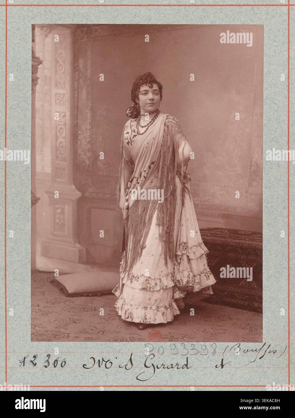 Juliette Simon-Girard apparaît dans une photographie de théâtre monochrome créée par l'Atelier Nadar en 1894 pour L'enlèvement de la Toledad au Théâtre des Bouffes-Parisiens à Paris. L'estampe de démonstration se rapporte à l'opérette en trois actes écrite par Fabrice carré. Banque D'Images