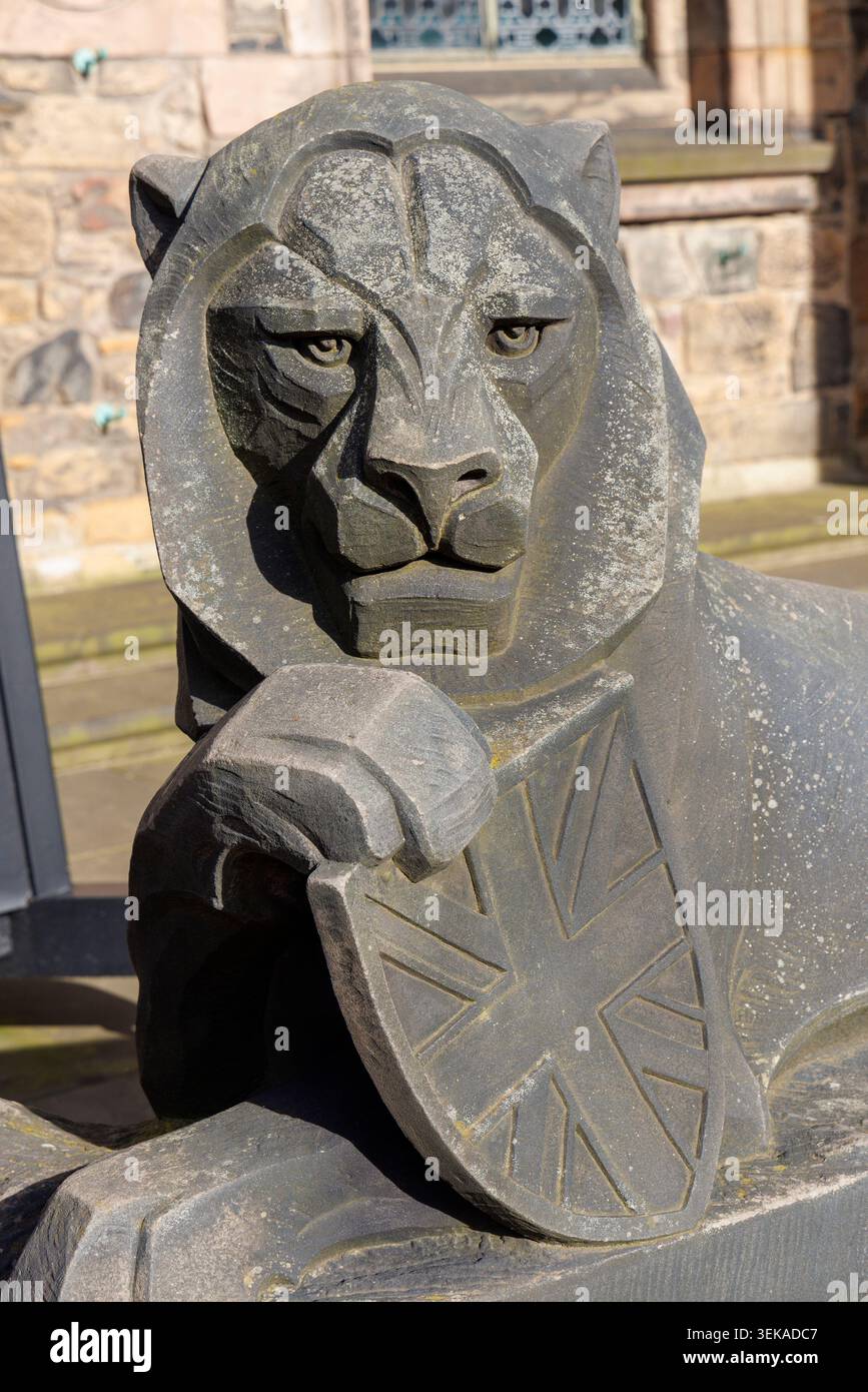 Lion de pierre avec bouclier à l'entrée du mémorial national écossais de guerre dans le château, Édimbourg, Écosse Banque D'Images